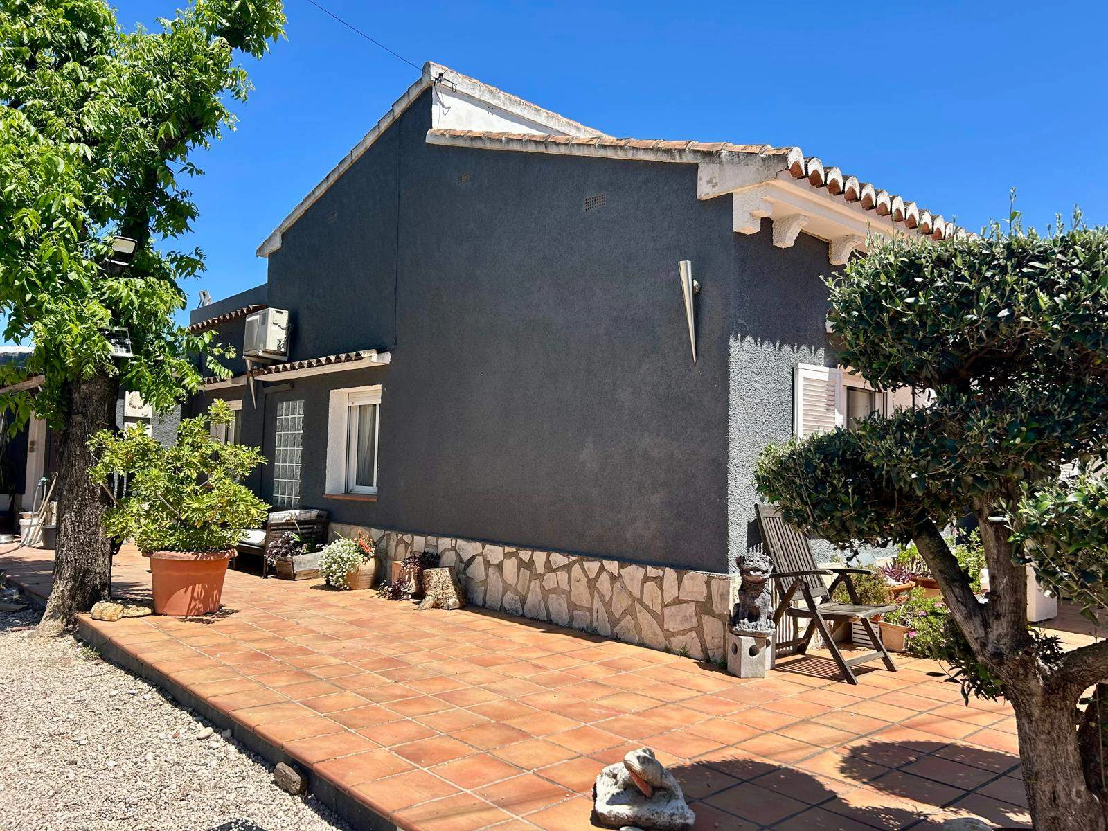 Casa de campo en una sola planta con encanto mediterráneo - El Vergel