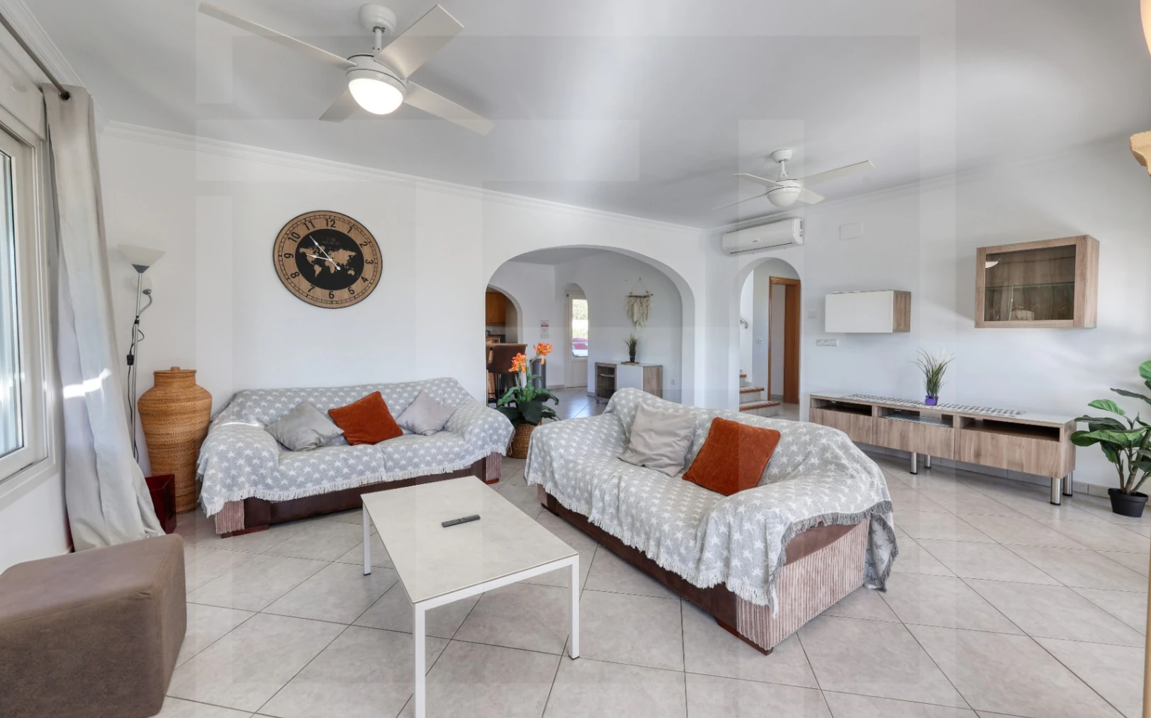 Villa exclusiva en Calpe con piscina, vistas al mar y ubicación costera privilegiada