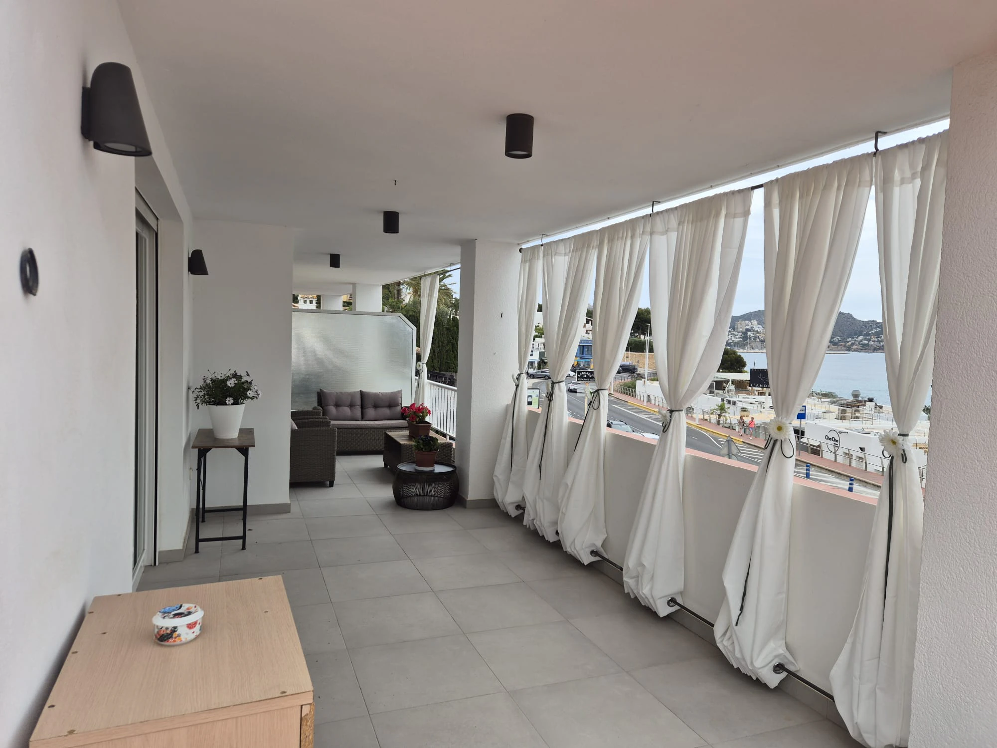 Exclusivo apartamento reformado con vistas al mar en Moraira – Alquiler anual