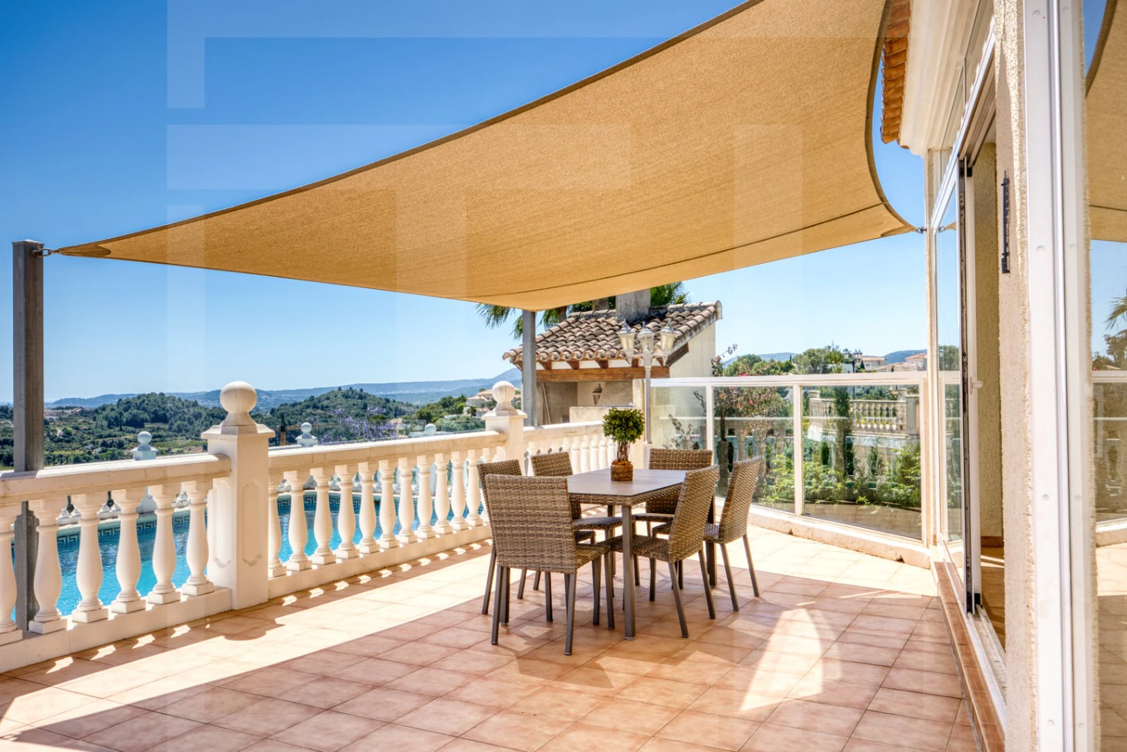 Villa en venta en La Sella con vistas al mar, golf y Montgó.
