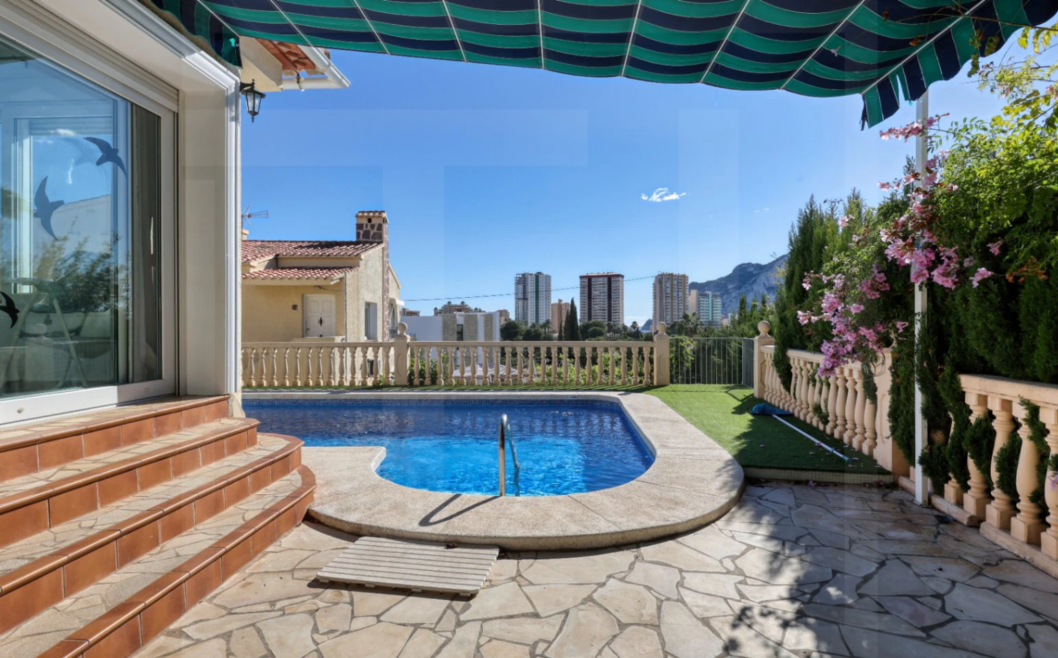 Villa exclusiva en Calpe con piscina, vistas al mar y ubicación costera privilegiada