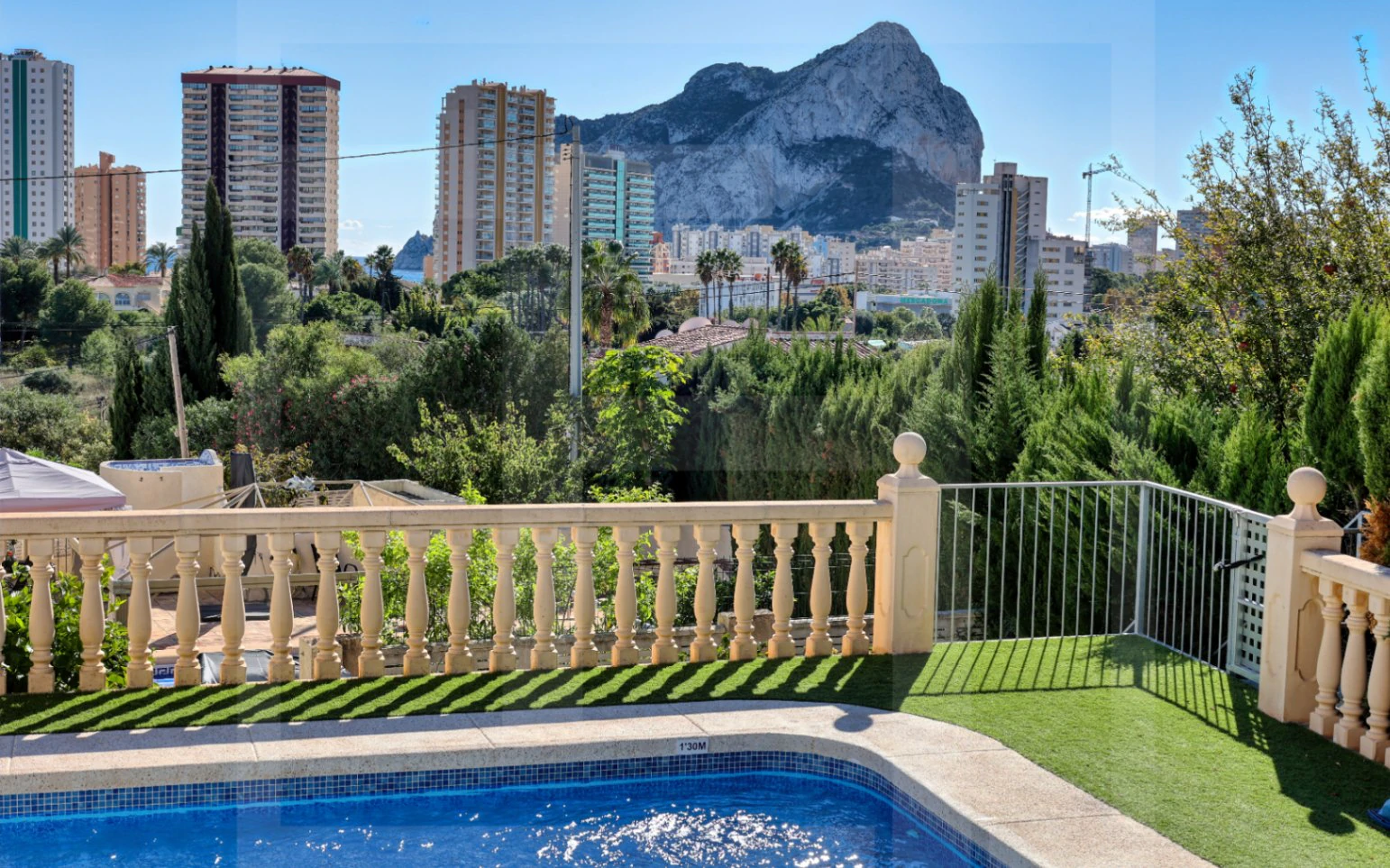 Villa exclusiva en Calpe con piscina, vistas al mar y ubicación costera privilegiada