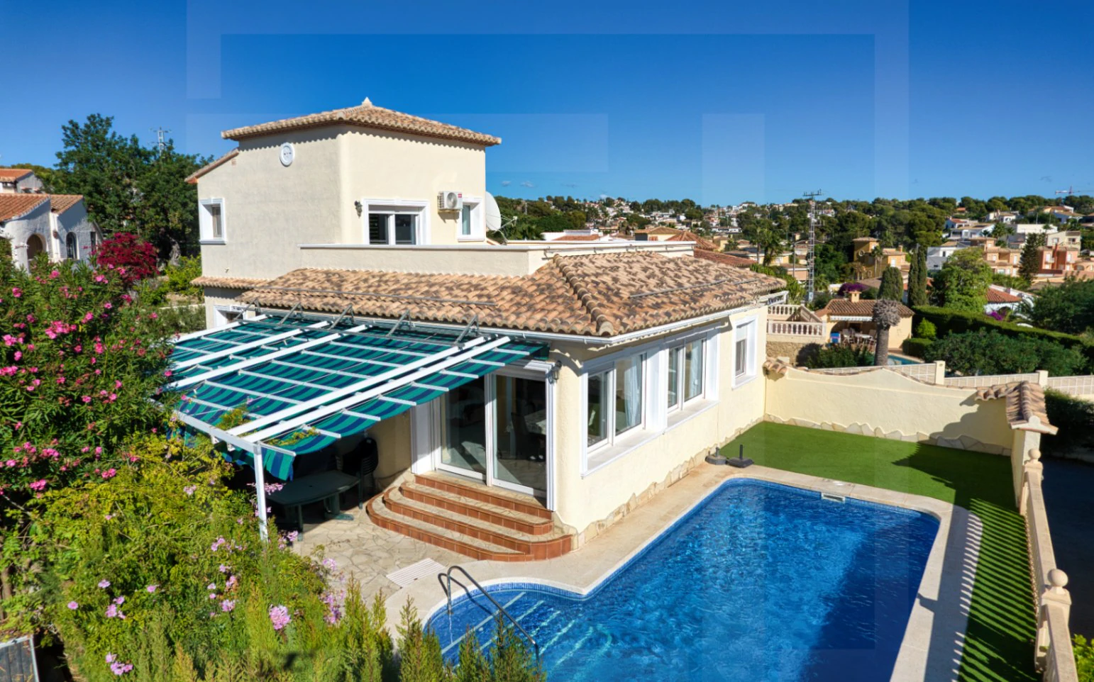 Villa exclusiva en Calpe con piscina, vistas al mar y ubicación costera privilegiada