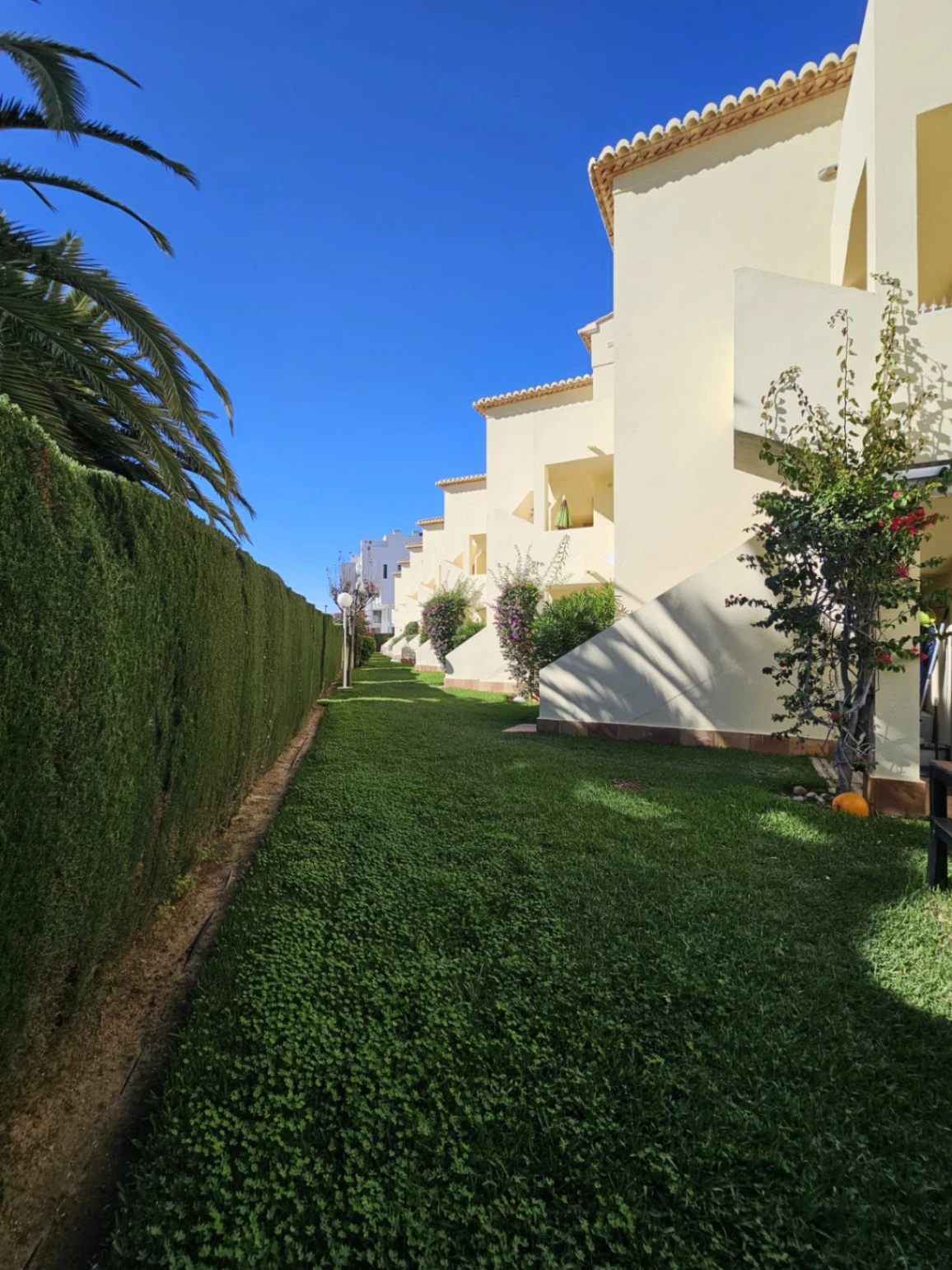 Mediterrane charme op enkele stappen van de zee: tussenwoning in Las Marinas - Denia