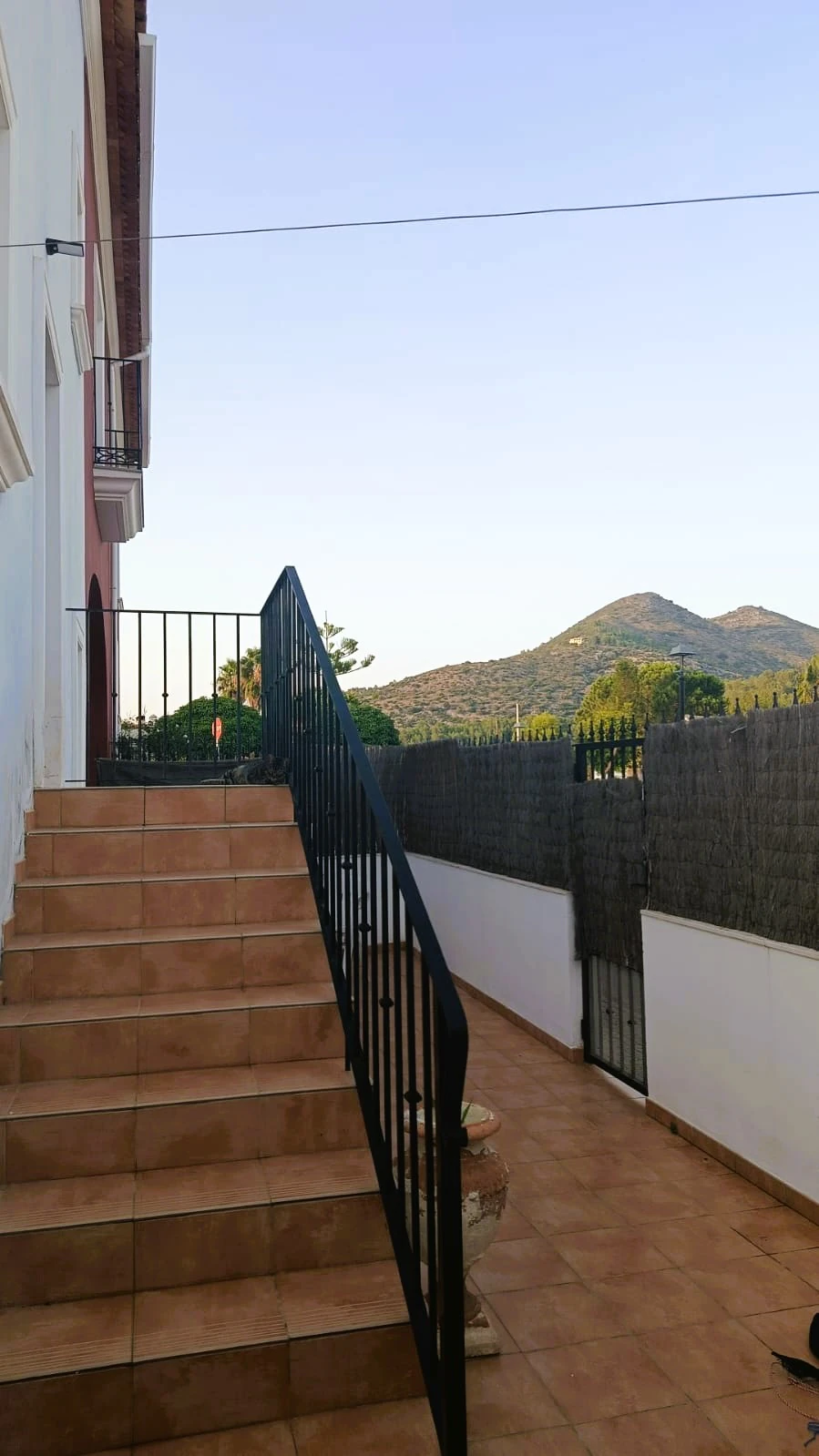 Casa semi adosada con encanto, garaje privado y amplia terraza en pleno corazón de Alcalalí