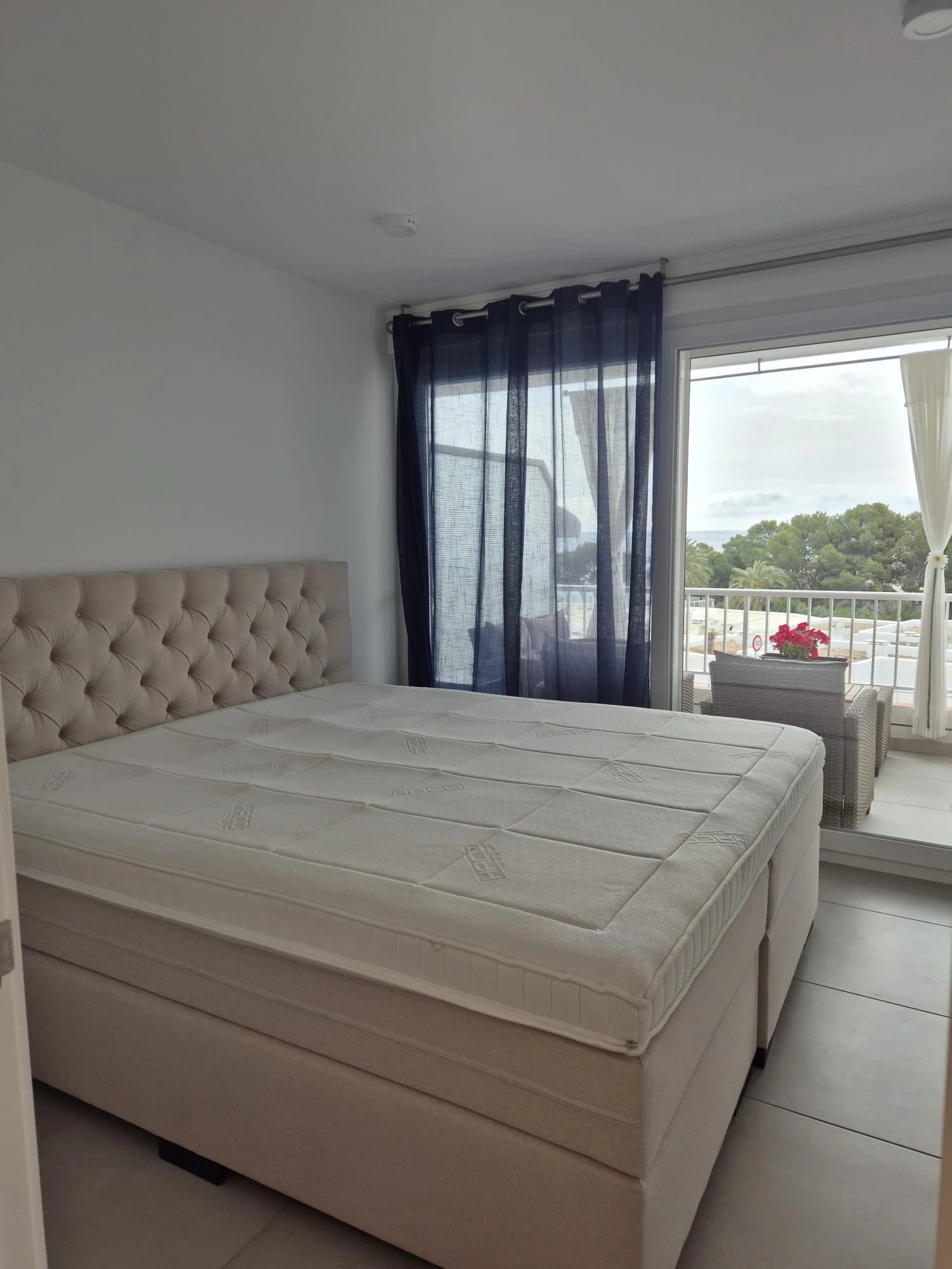 Exclusivo apartamento reformado con vistas al mar en Moraira – Alquiler anual
