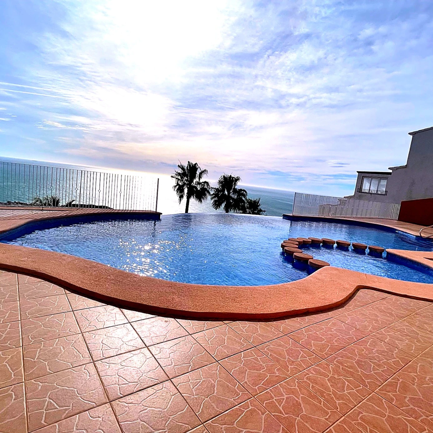 APARTAMENTO EN PUEBLO PANORAMA CON IMPRESIONANTES VISTAS AL MAR. PRIMER PISO