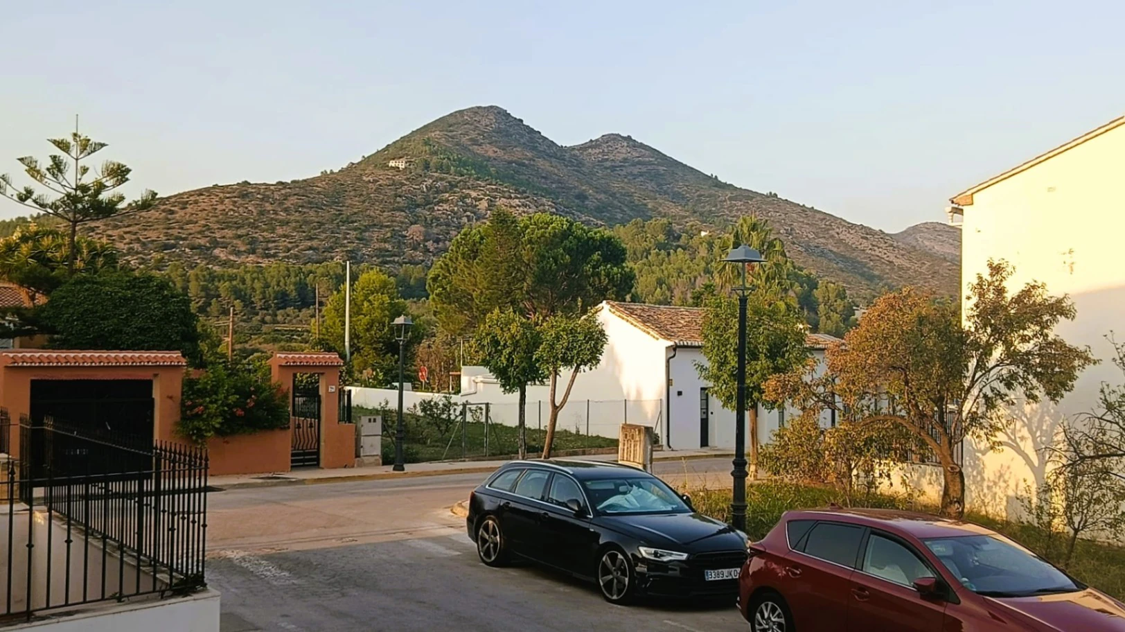 Casa semi adosada con encanto, garaje privado y amplia terraza en pleno corazón de Alcalalí