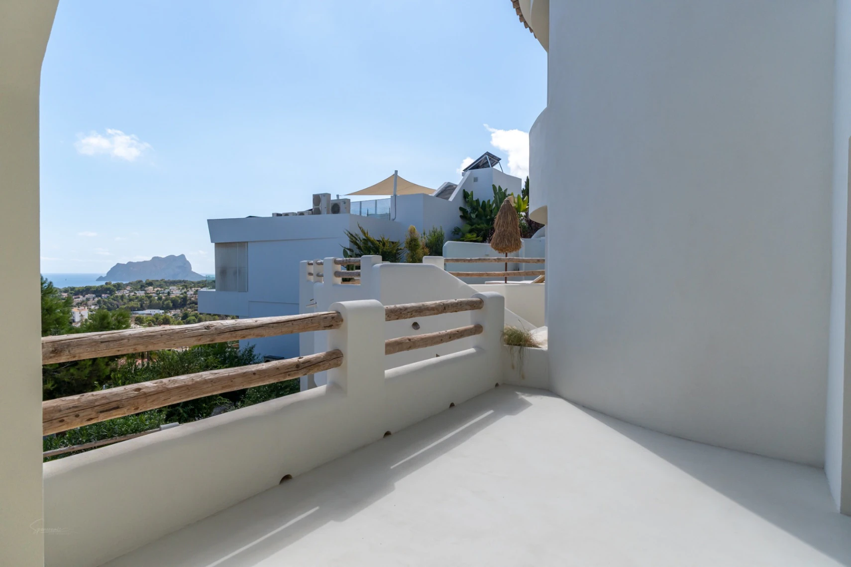 Villa de Ensueño en Benissa Costa: Lujo Ibicenco con Vistas al Mar