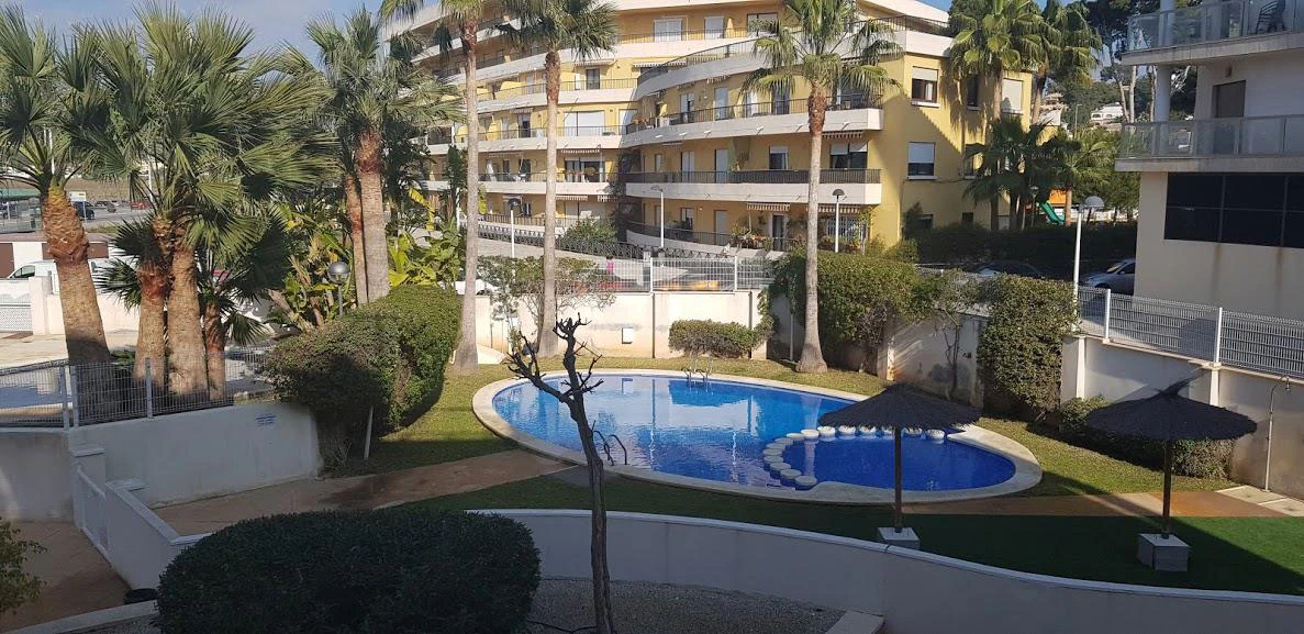 Apartamento en alquiler anual en Moraira centro con parking y piscina comunitaria