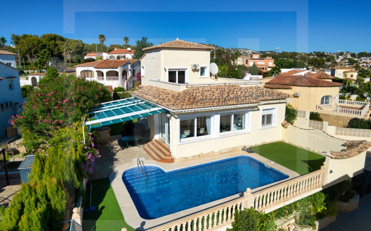 Villa exclusiva en Calpe con piscina, vistas al mar y ubicación costera privilegiada