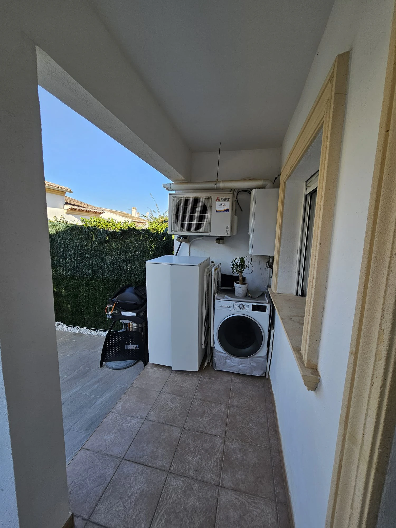 Casa adosada en venta en Benitachell con 2 dormitorios y piscina comunitaria.