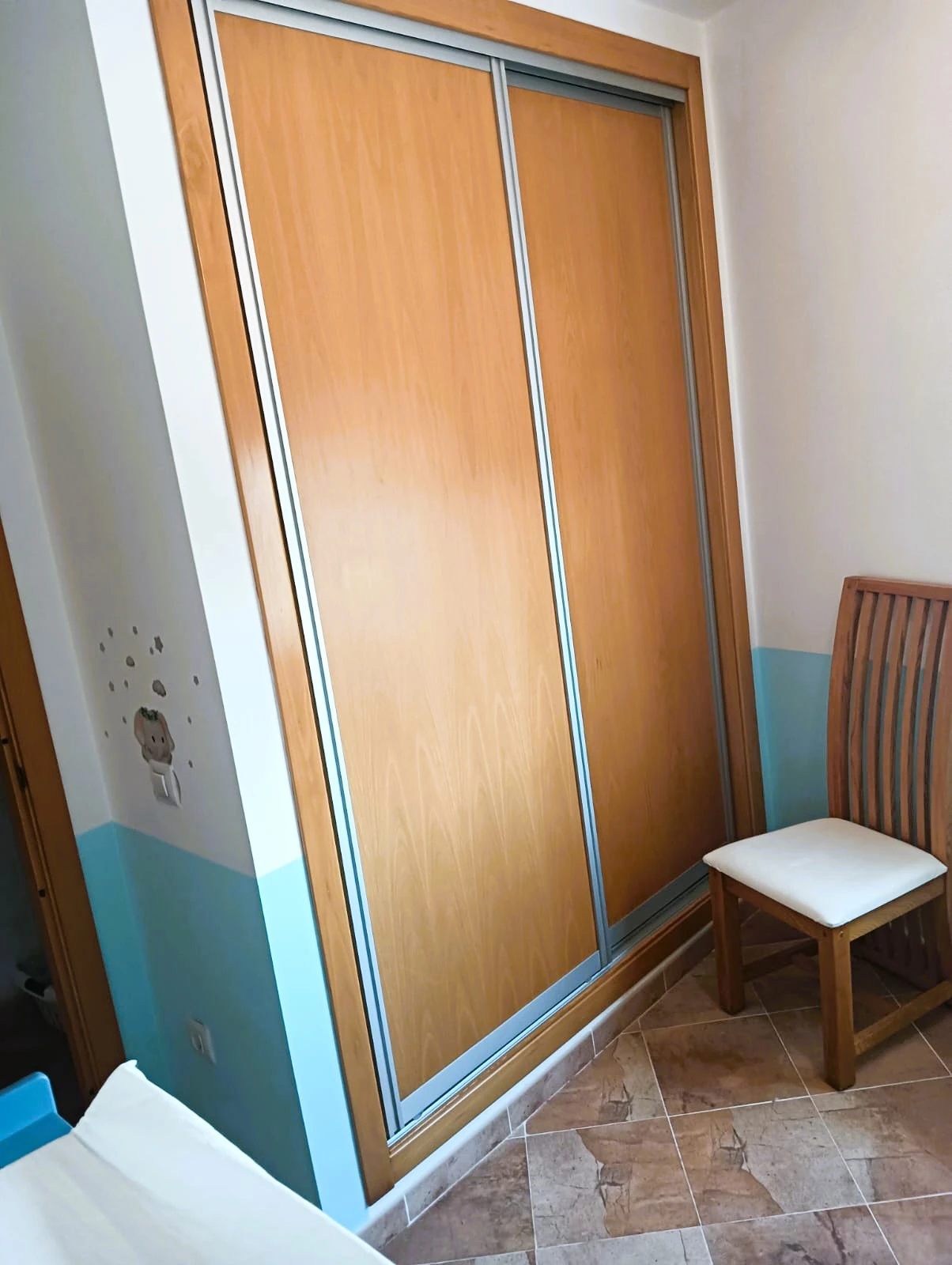 Casa semi adosada con encanto, garaje privado y amplia terraza en pleno corazón de Alcalalí