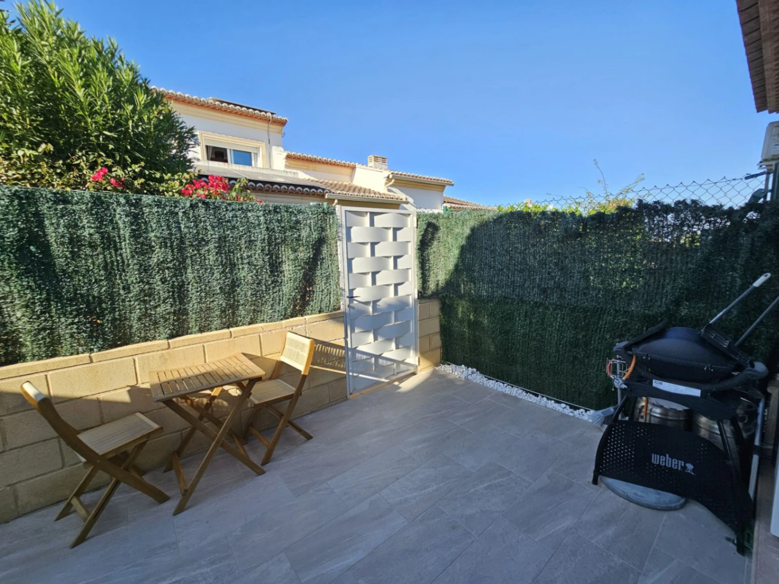 Casa adosada en venta en Benitachell con 2 dormitorios y piscina comunitaria.