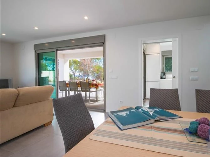 Vivienda con carácter y amplitud en alquiler anual - Benissa