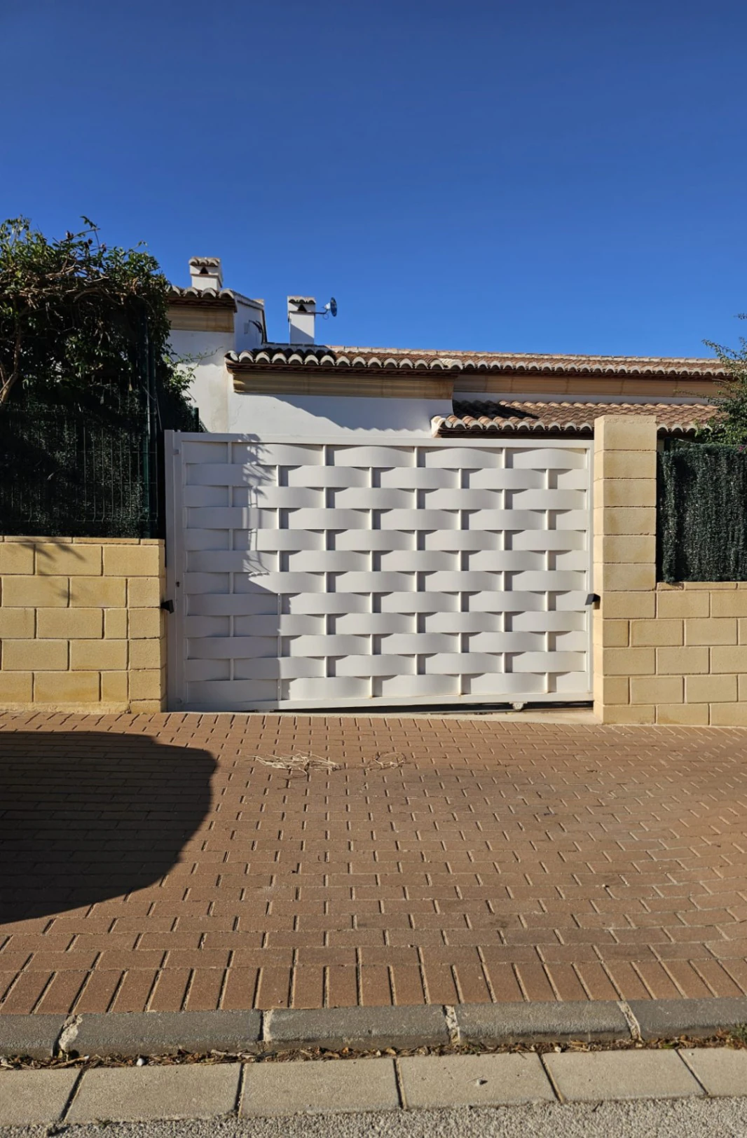 Casa adosada en venta en Benitachell con 2 dormitorios y piscina comunitaria.