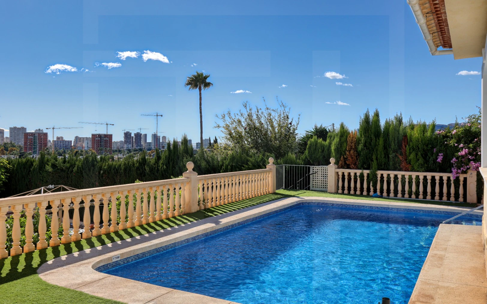 Villa exclusiva en Calpe con piscina, vistas al mar y ubicación costera privilegiada