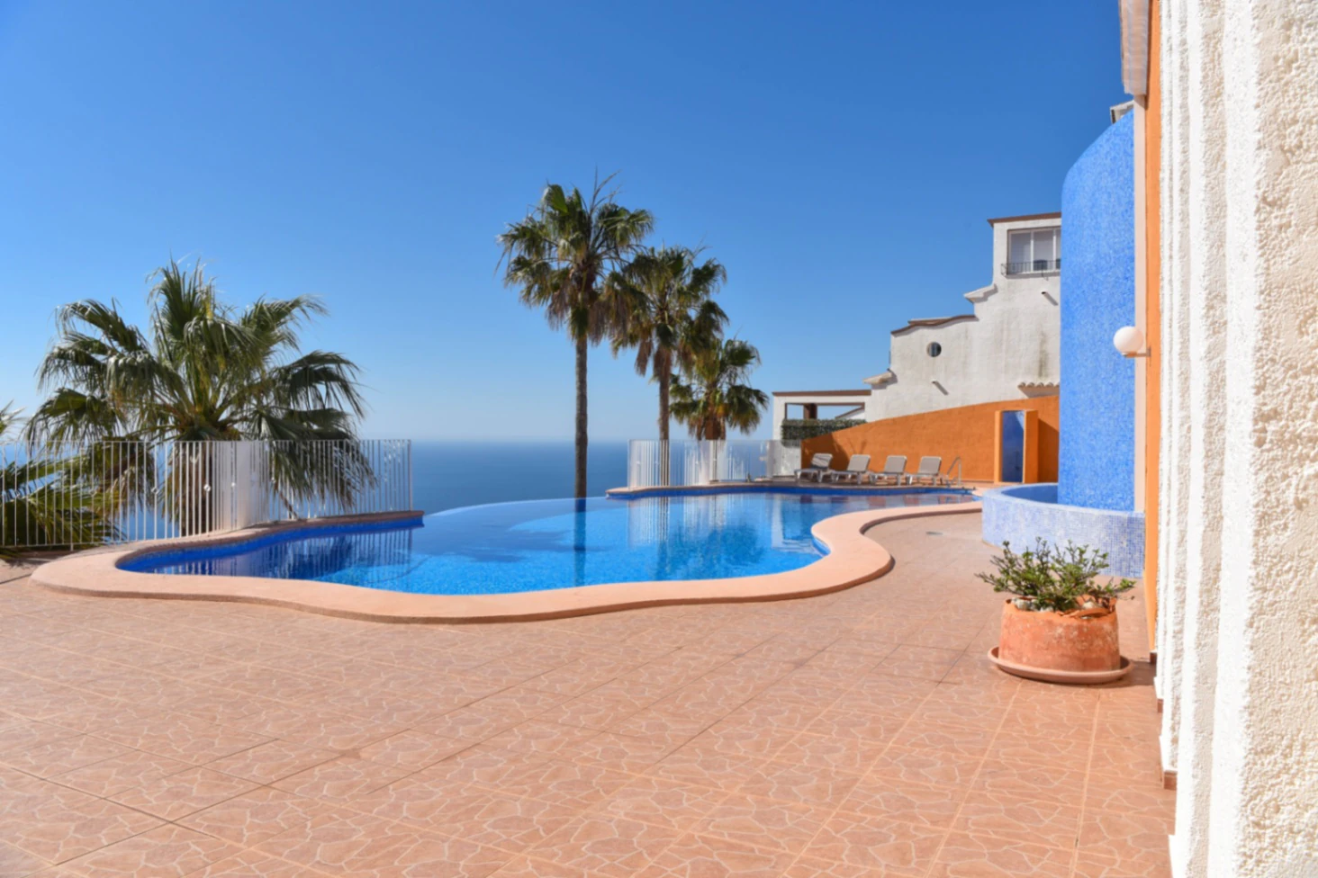 APARTAMENTO EN PUEBLO PANORAMA CON IMPRESIONANTES VISTAS AL MAR. PRIMER PISO