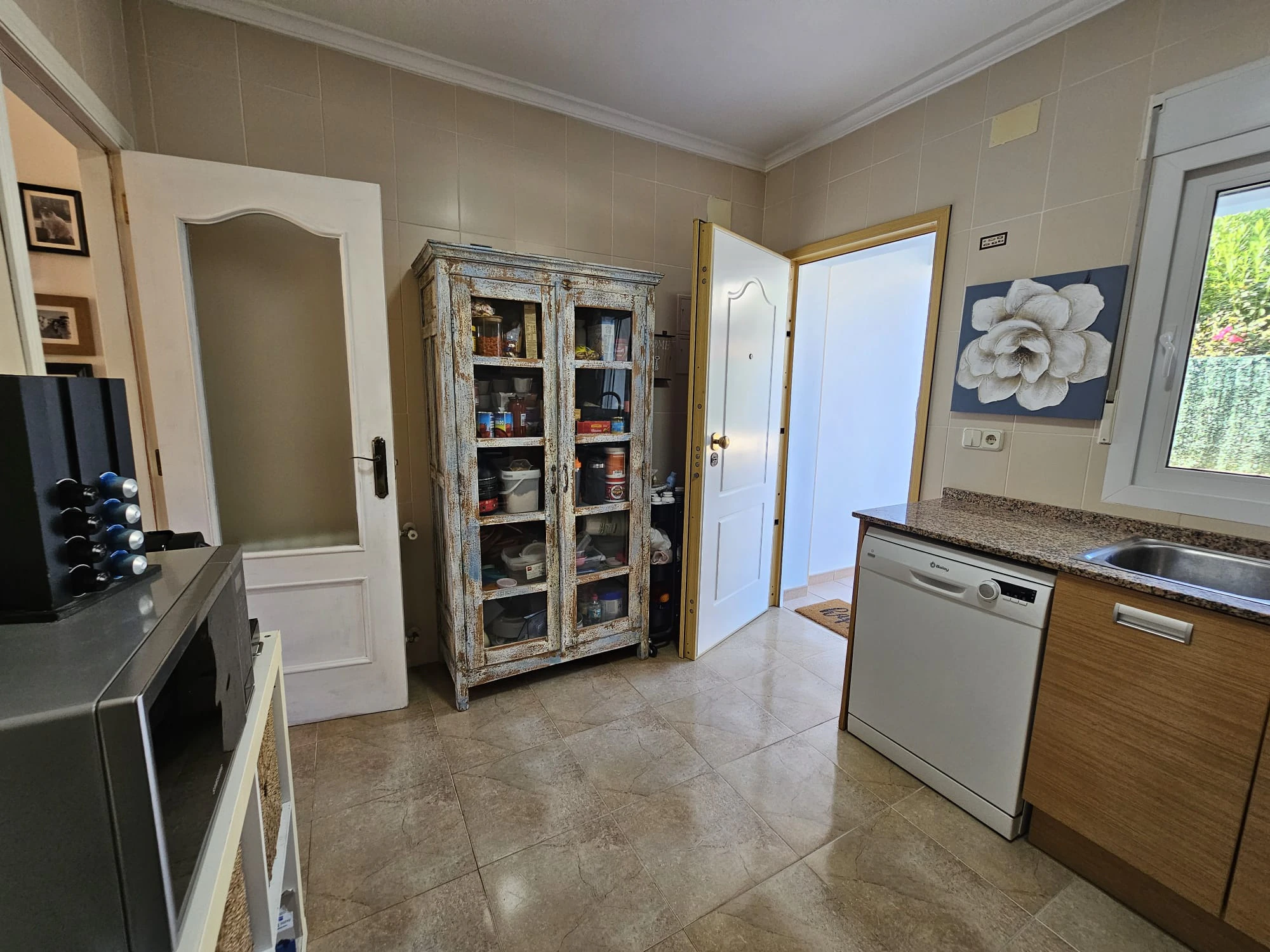 Casa adosada en venta en Benitachell con 2 dormitorios y piscina comunitaria.