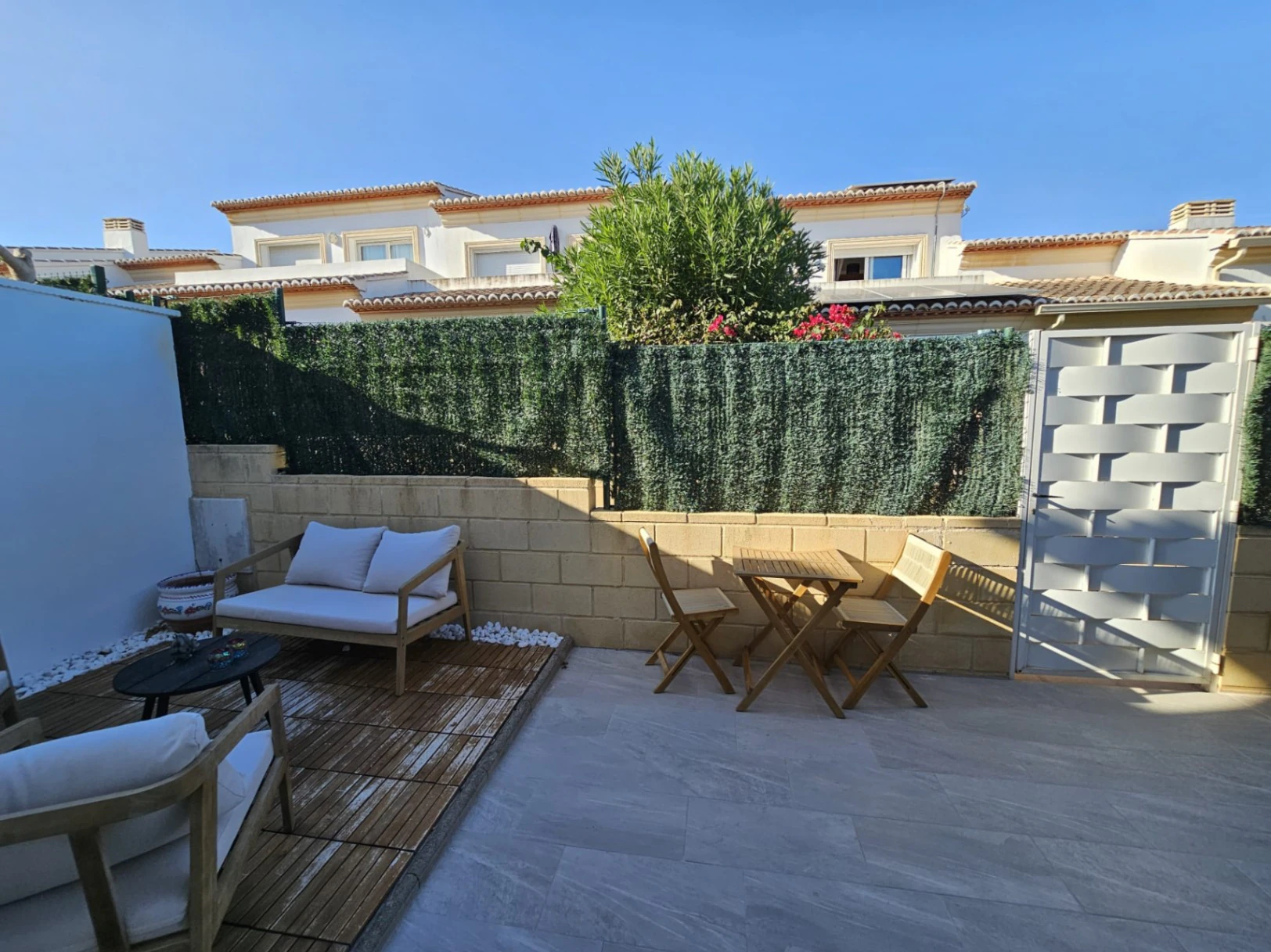 Casa adosada en venta en Benitachell con 2 dormitorios y piscina comunitaria.