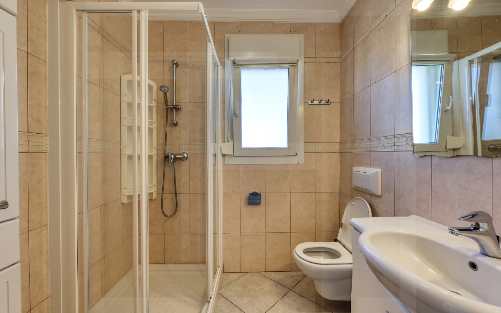 Villa exclusiva en Calpe con piscina, vistas al mar y ubicación costera privilegiada