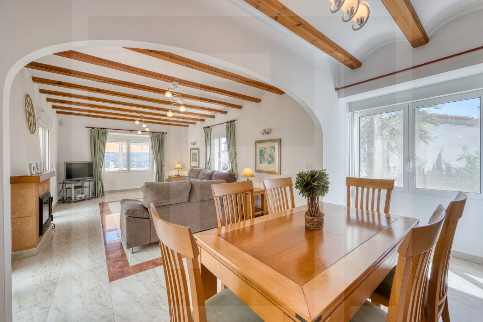 Villa en venta en La Sella con vistas al mar, golf y Montgó.