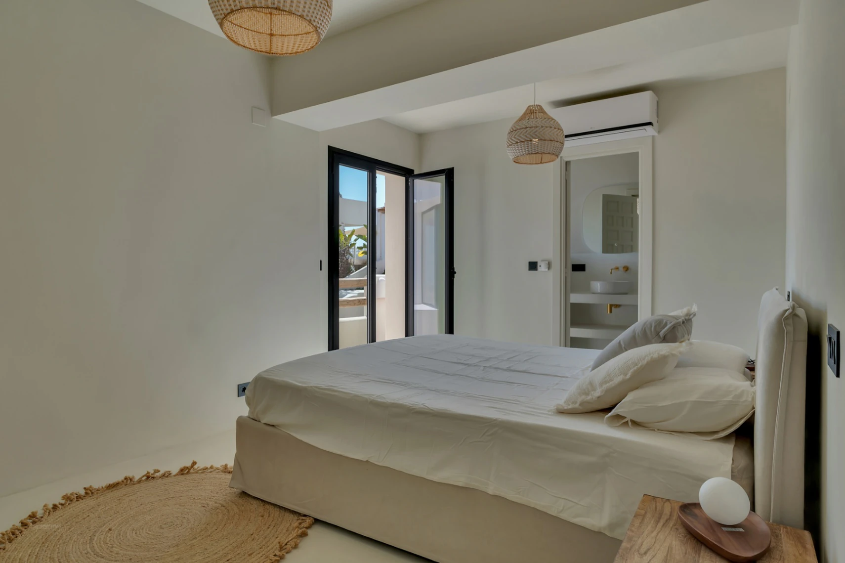 Villa de Ensueño en Benissa Costa: Lujo Ibicenco con Vistas al Mar