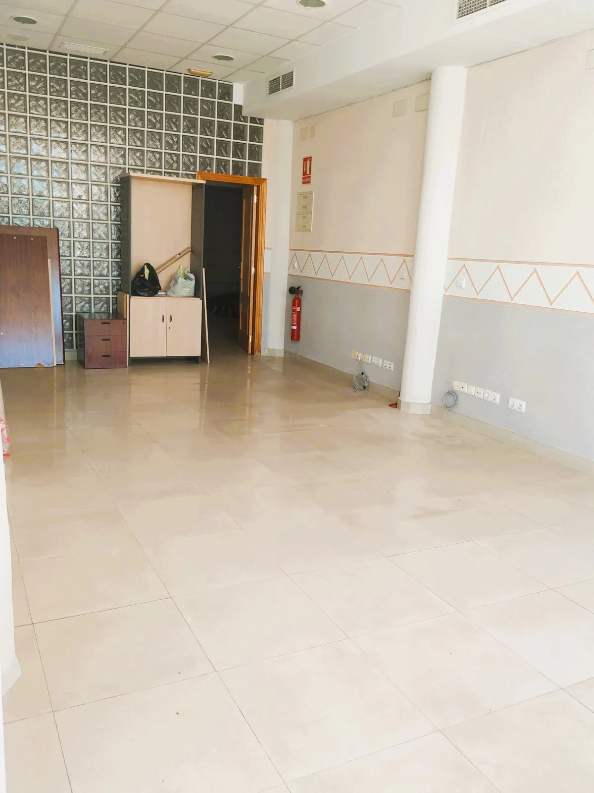 Local multifuncional en planta baja con excelente accesibilidad y espacio exterior - Bellreguard