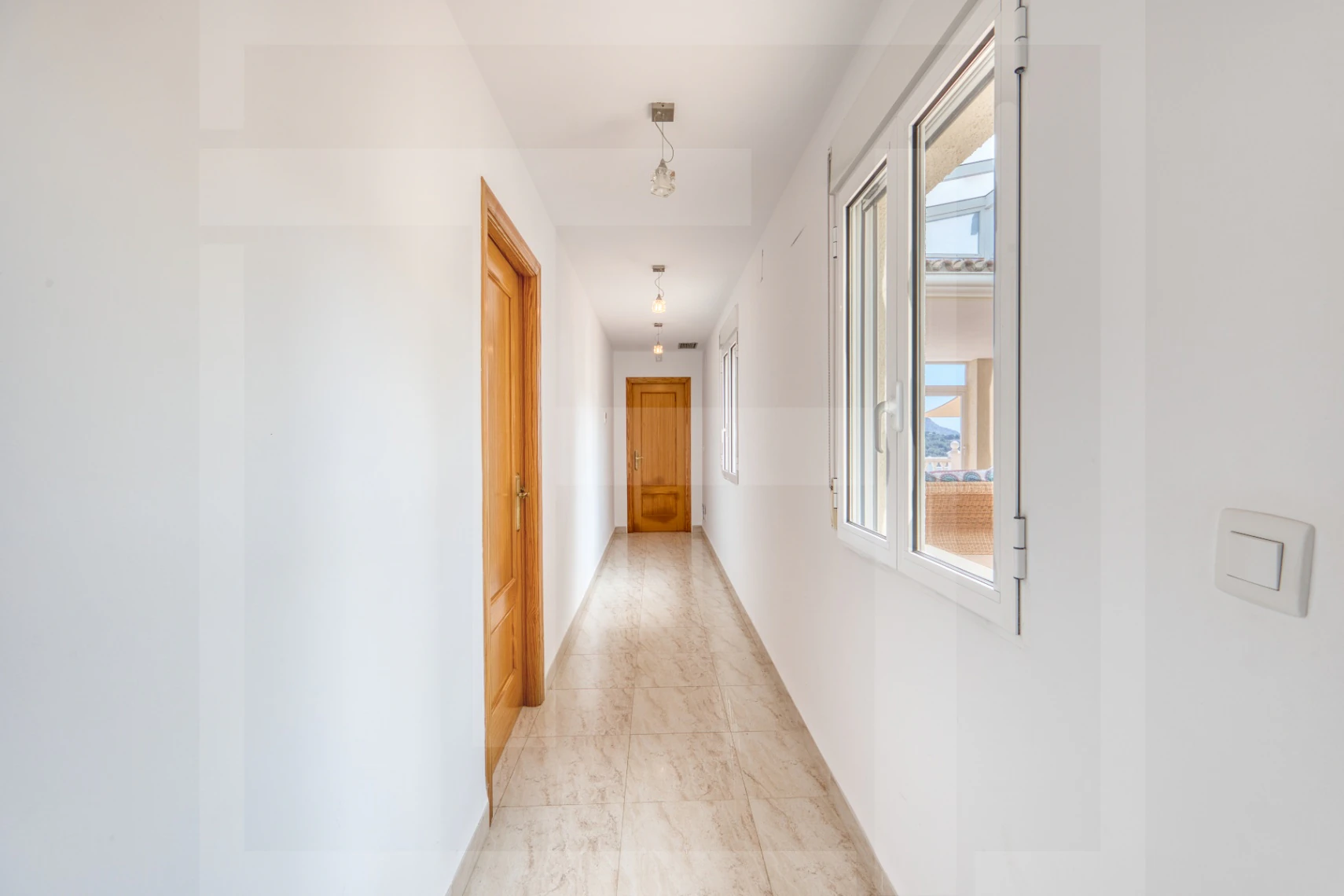 Villa en venta en La Sella con vistas al mar, golf y Montgó.