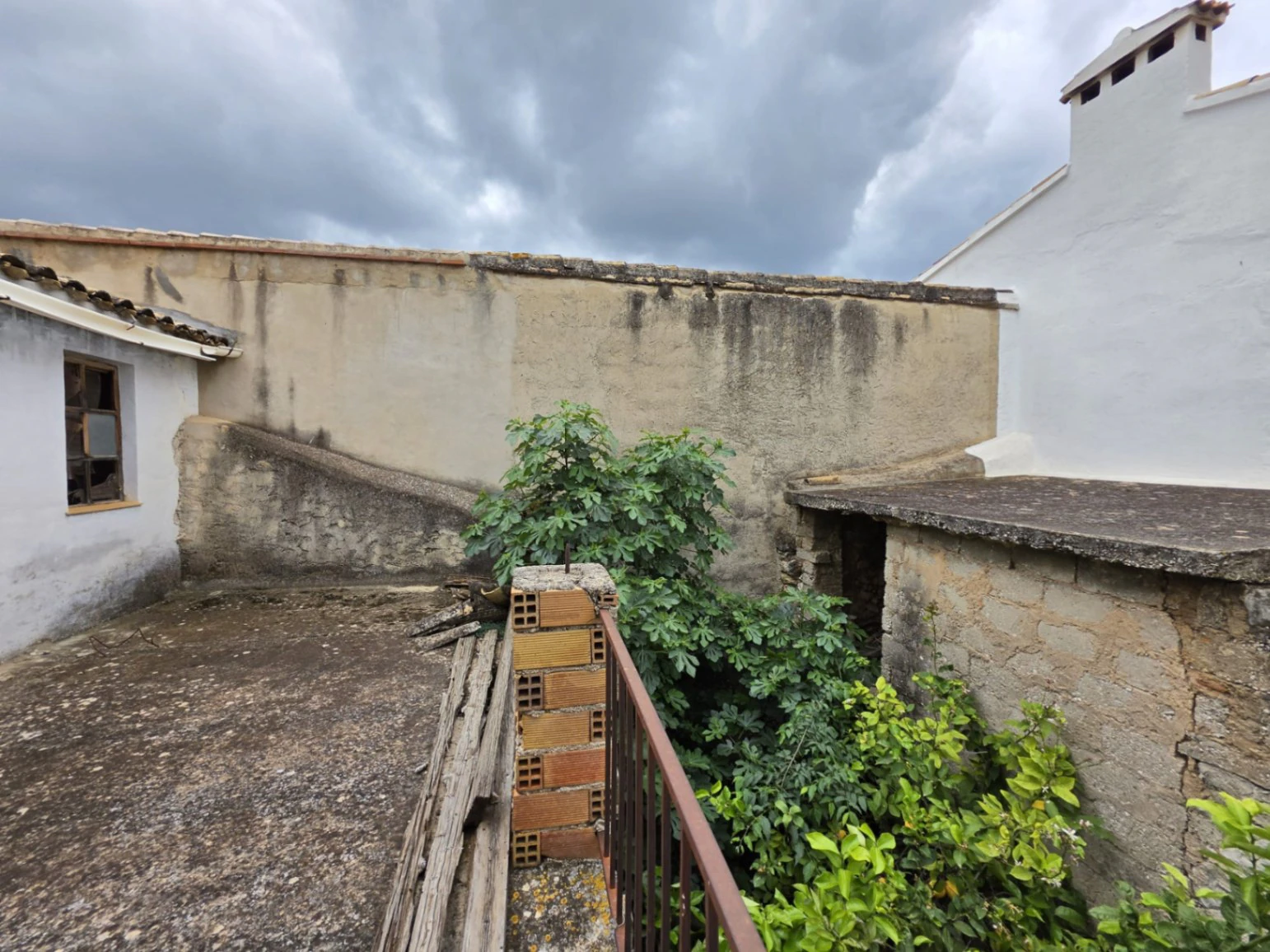 Casa de pueblo en venta con mucho potencial - Benigembla