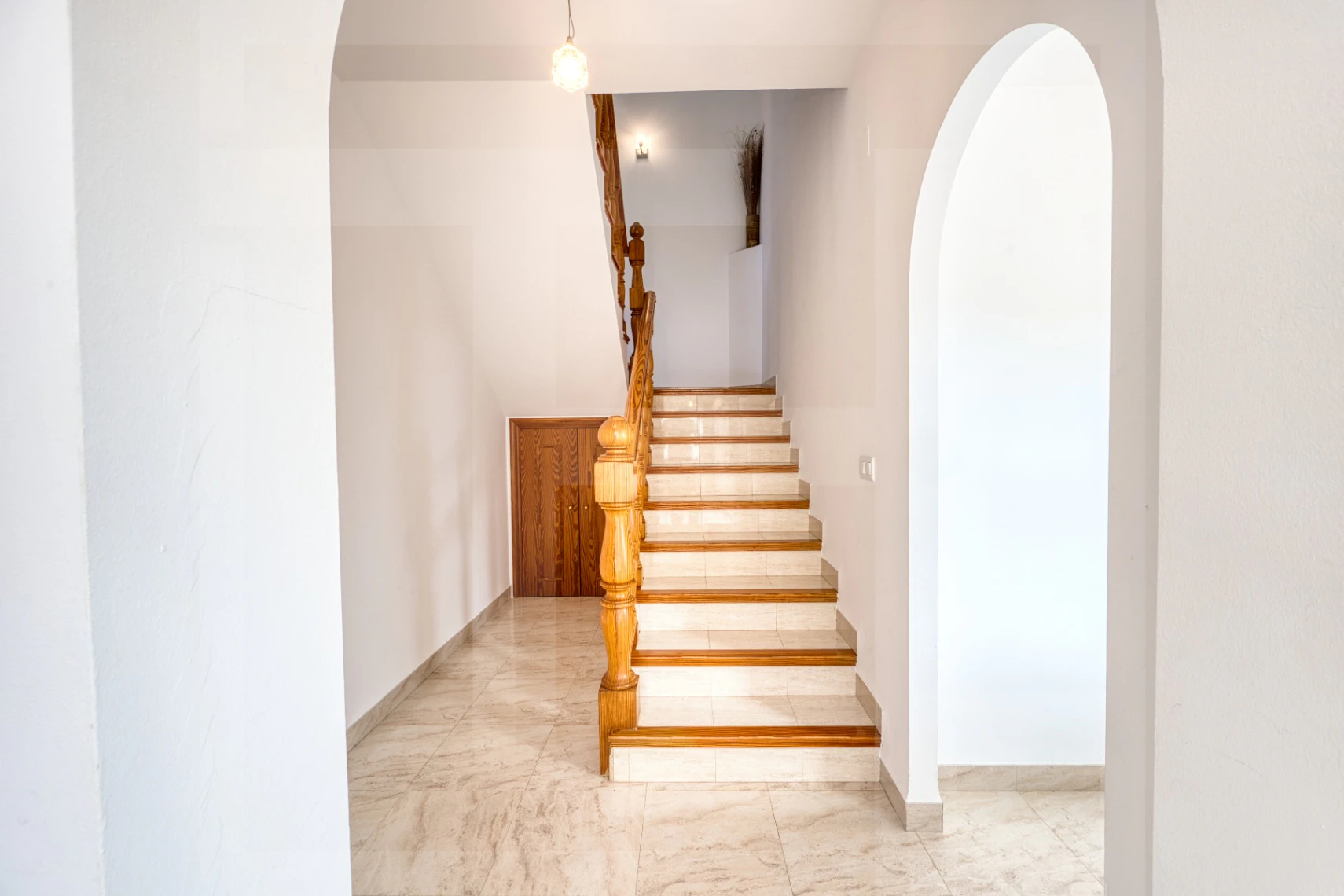 Villa en venta en La Sella con vistas al mar, golf y Montgó.