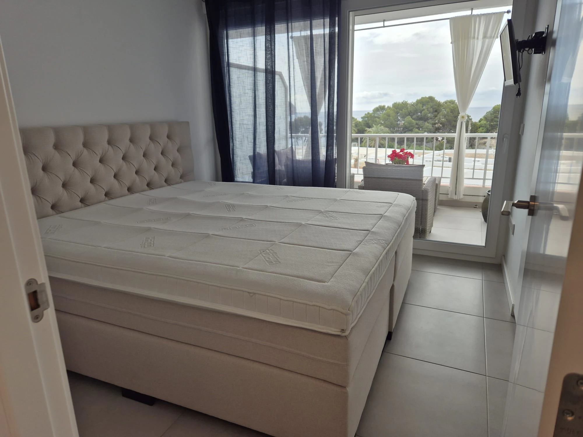 Exclusivo apartamento reformado con vistas al mar en Moraira – Alquiler anual