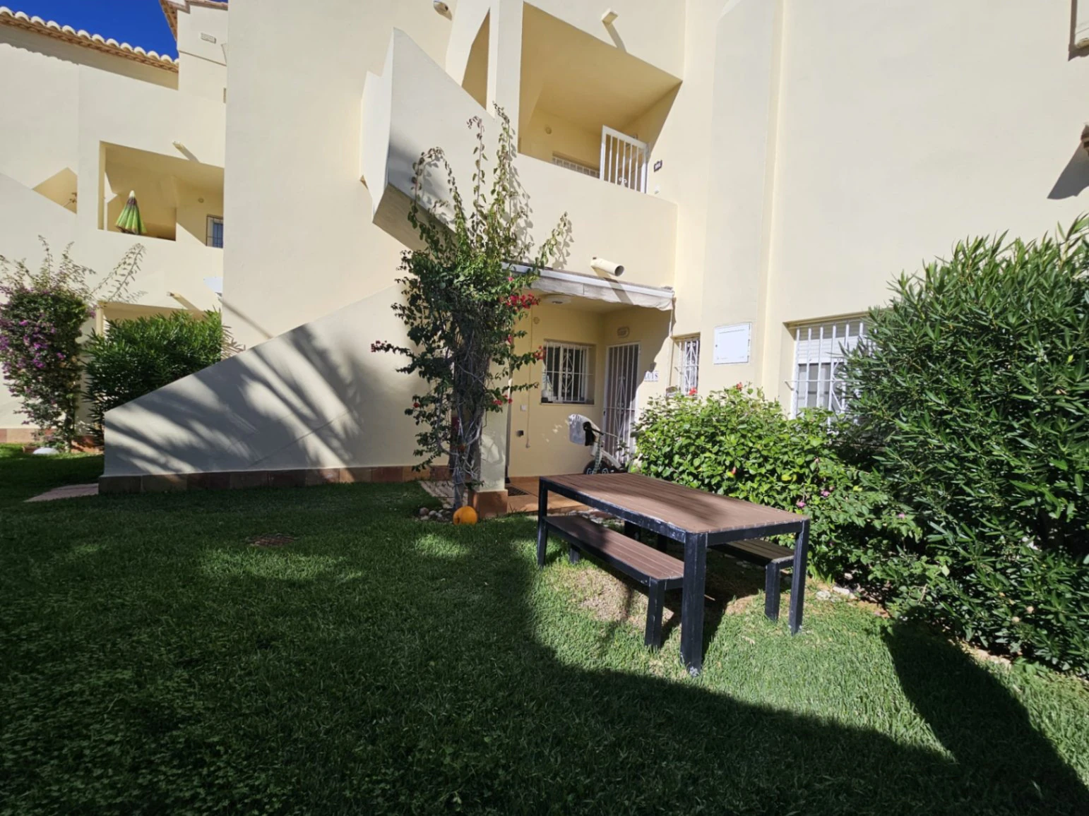 Mediterrane charme op enkele stappen van de zee: tussenwoning in Las Marinas - Denia