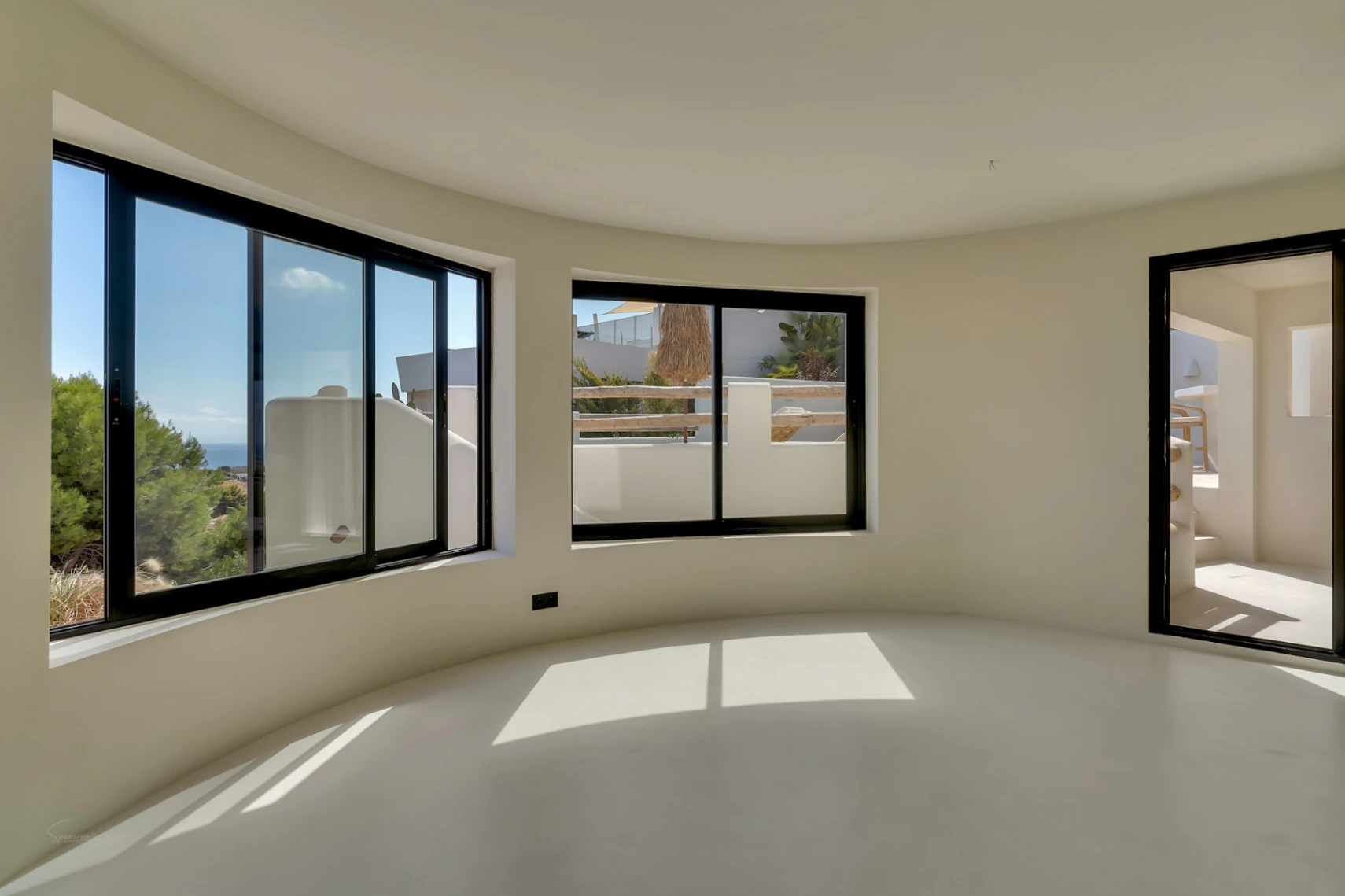 Villa de Ensueño en Benissa Costa: Lujo Ibicenco con Vistas al Mar