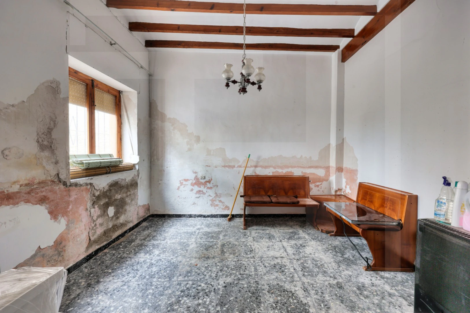 Proyecto de Renovación – Casa de Pueblo Tradicional con Licencia Aprobada y Terraza en la Azotea