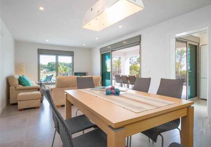 Vivienda con carácter y amplitud en alquiler anual - Benissa