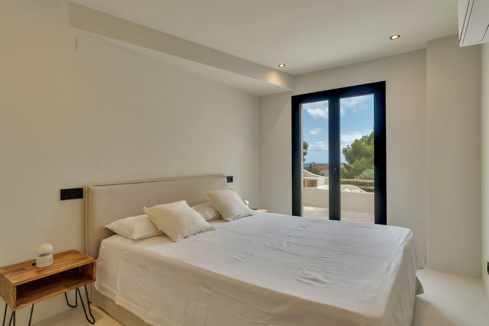 Villa de Ensueño en Benissa Costa: Lujo Ibicenco con Vistas al Mar