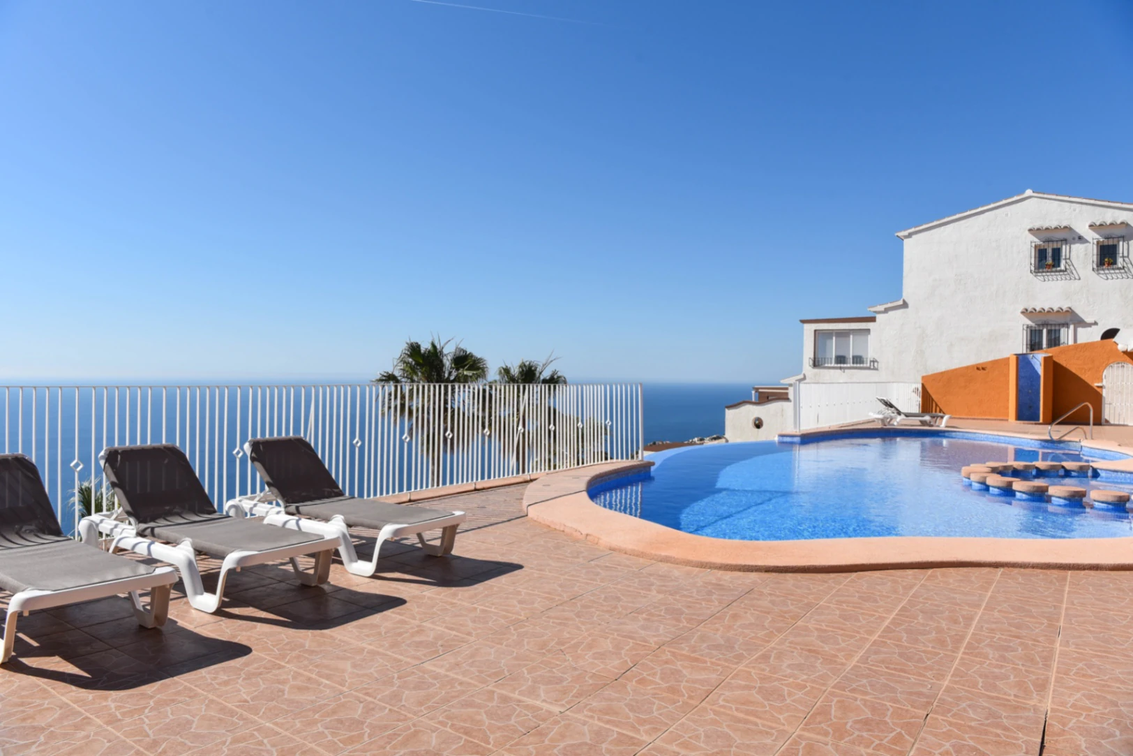 APARTAMENTO EN PUEBLO PANORAMA CON IMPRESIONANTES VISTAS AL MAR. PRIMER PISO