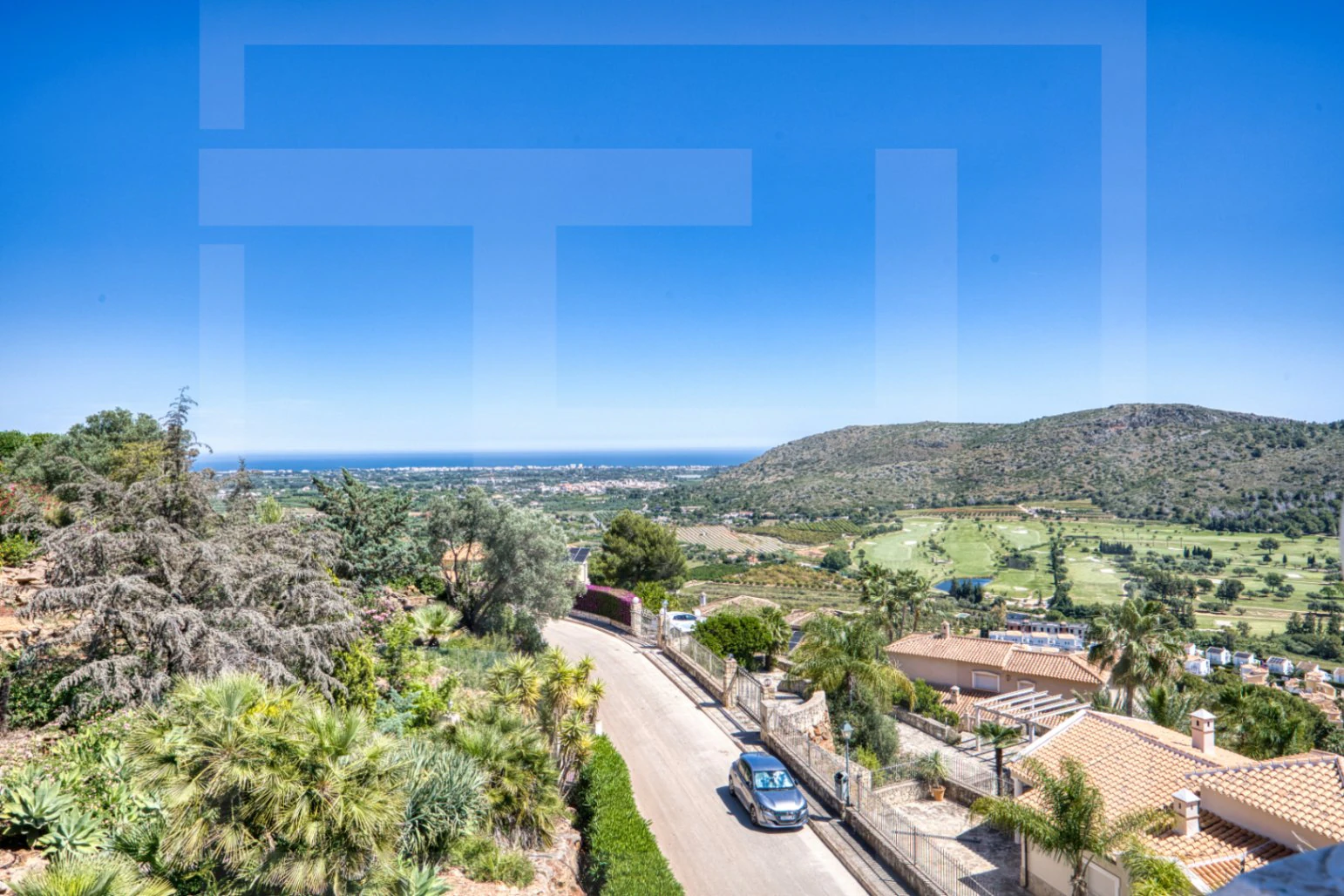 Villa en venta en La Sella con vistas al mar, golf y Montgó.