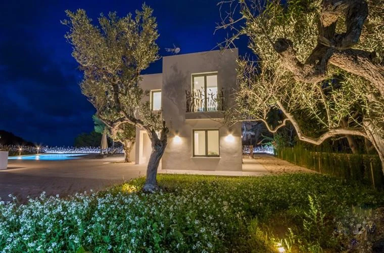 Vivienda con carácter y amplitud en alquiler anual - Benissa