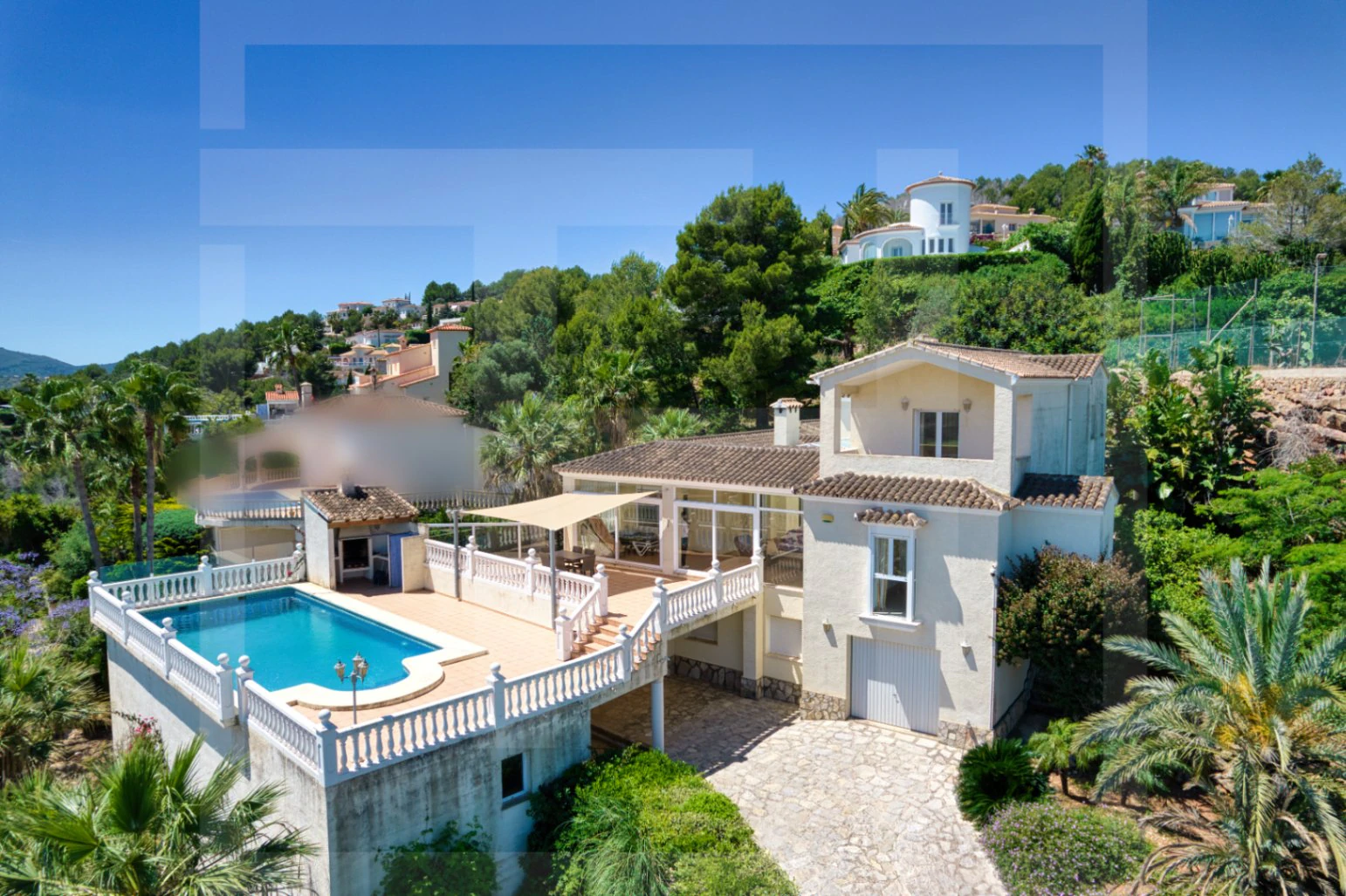 Villa en venta en La Sella con vistas al mar, golf y Montgó.