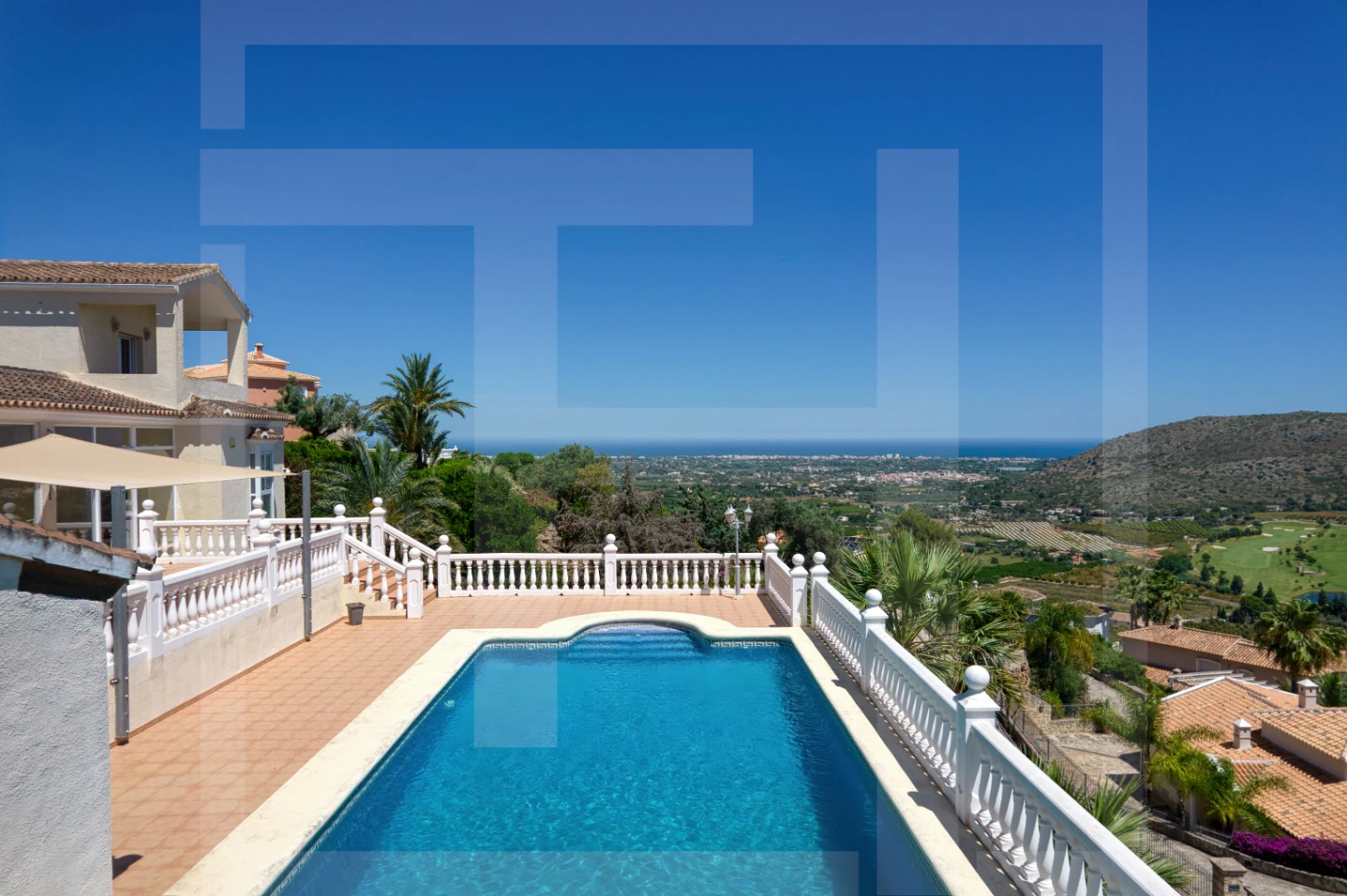 Villa en venta en La Sella con vistas al mar, golf y Montgó.