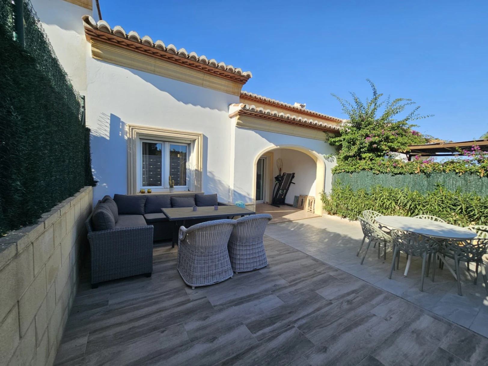 Casa adosada en venta en Benitachell con 2 dormitorios y piscina comunitaria.