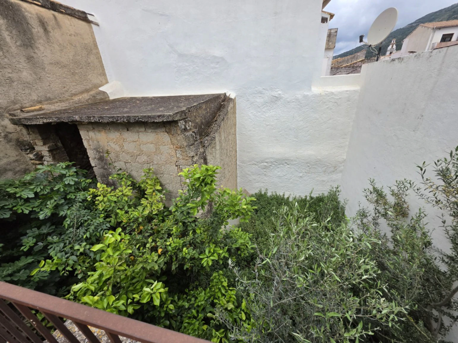 Casa de pueblo en venta con mucho potencial - Benigembla
