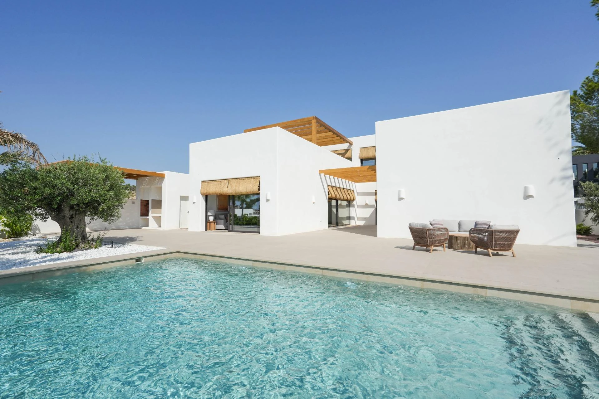Villa moderna estilo Ibiza en venta en Solpark, Moraira – Calidad excepcional y ubicación privilegiada