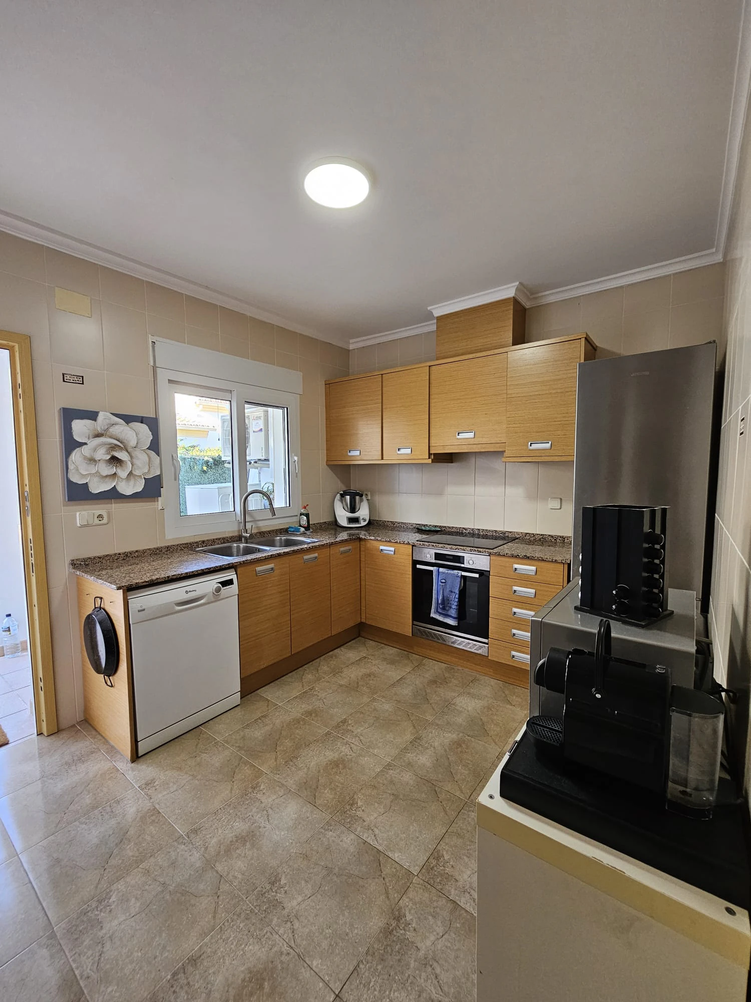 Casa adosada en venta en Benitachell con 2 dormitorios y piscina comunitaria.