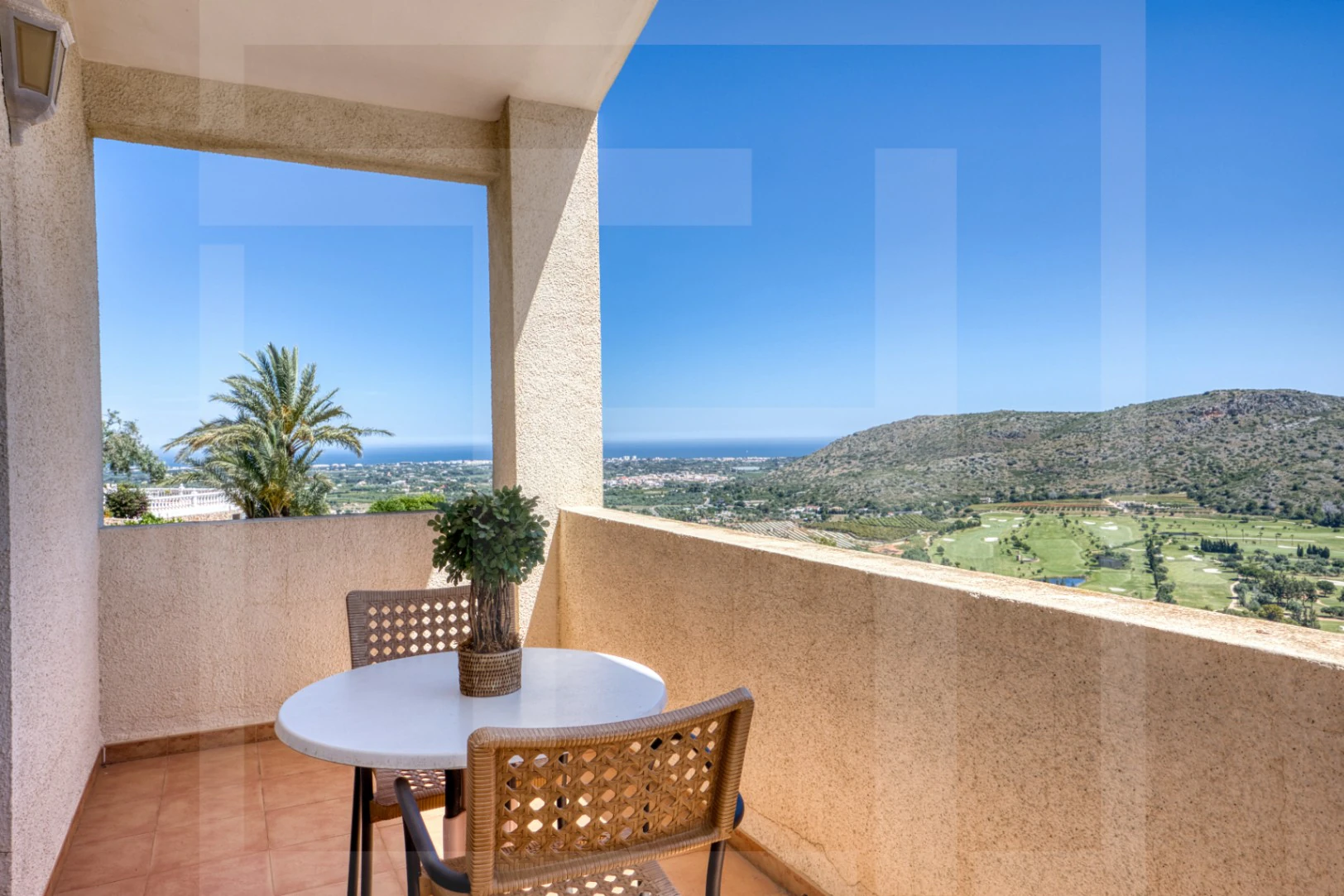 Villa en venta en La Sella con vistas al mar, golf y Montgó.