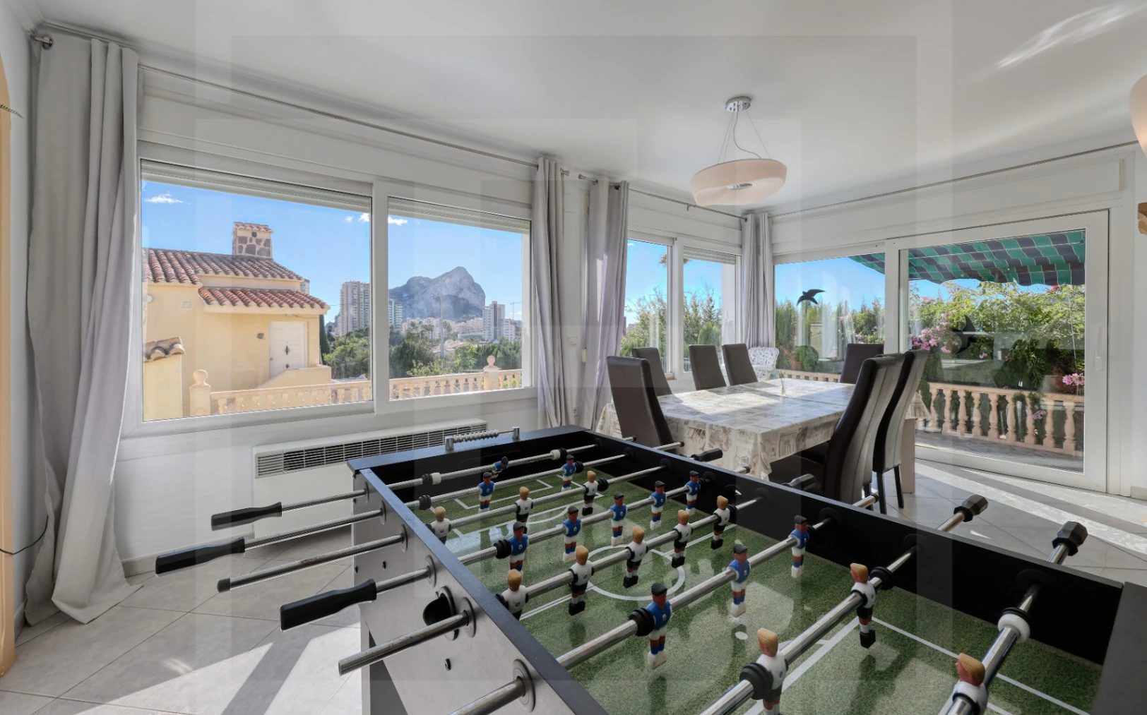Villa exclusiva en Calpe con piscina, vistas al mar y ubicación costera privilegiada