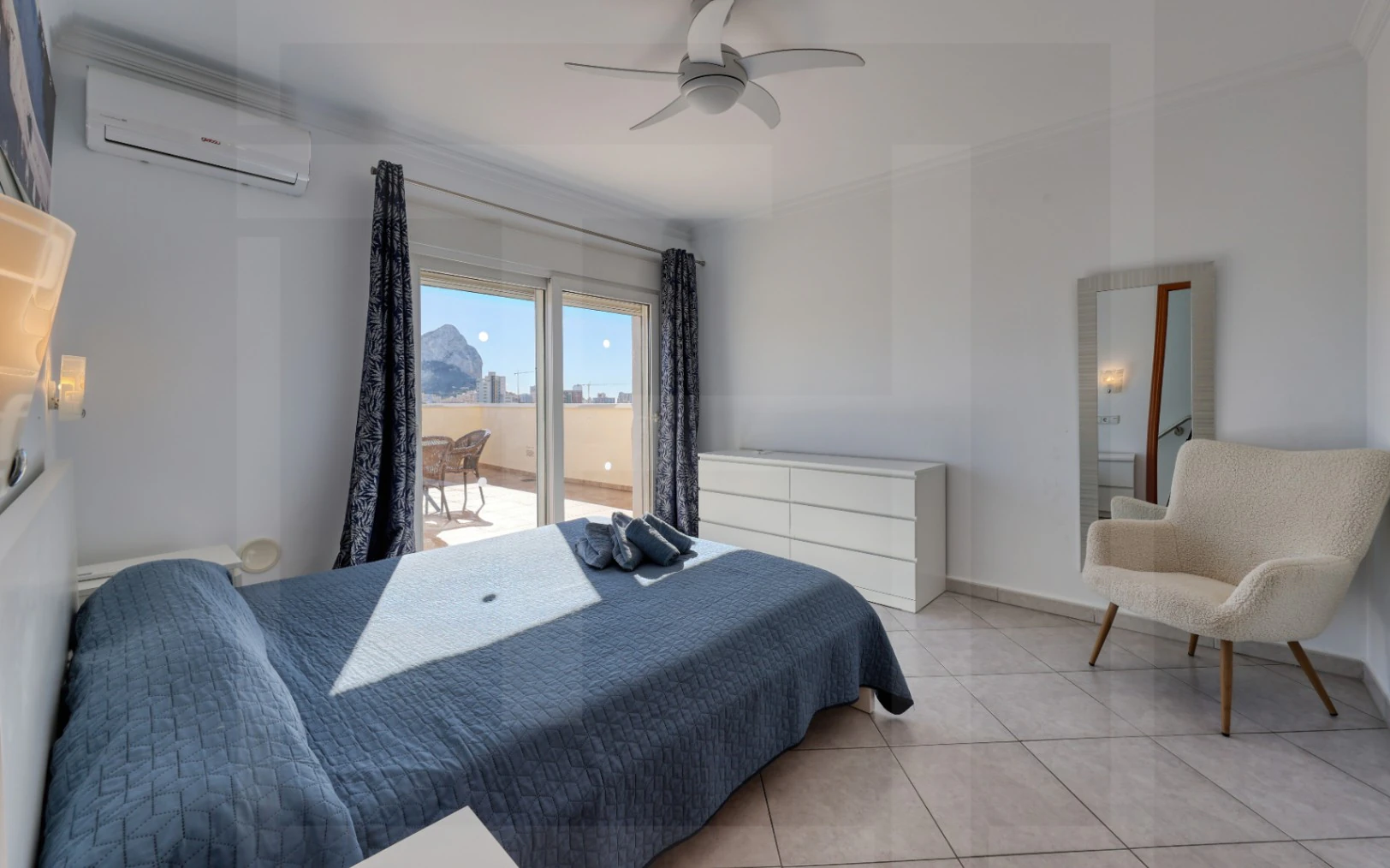 Villa exclusiva en Calpe con piscina, vistas al mar y ubicación costera privilegiada