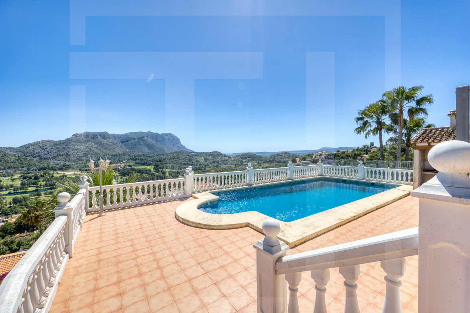 Villa en venta en La Sella con vistas al mar, golf y Montgó.